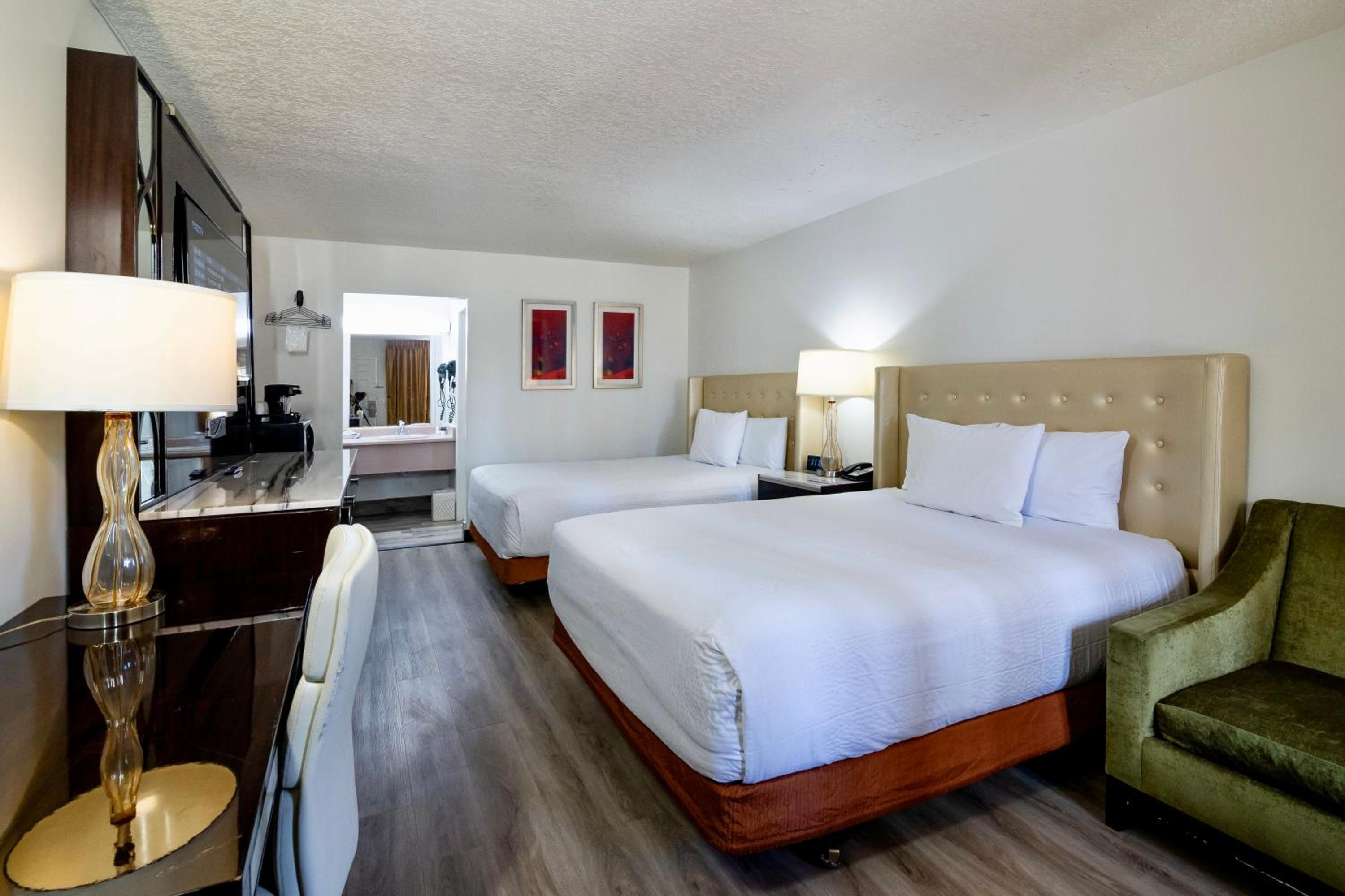 Queen Room with Two Queen Beds - Mobility Access/Non-Smoking - Photo 2