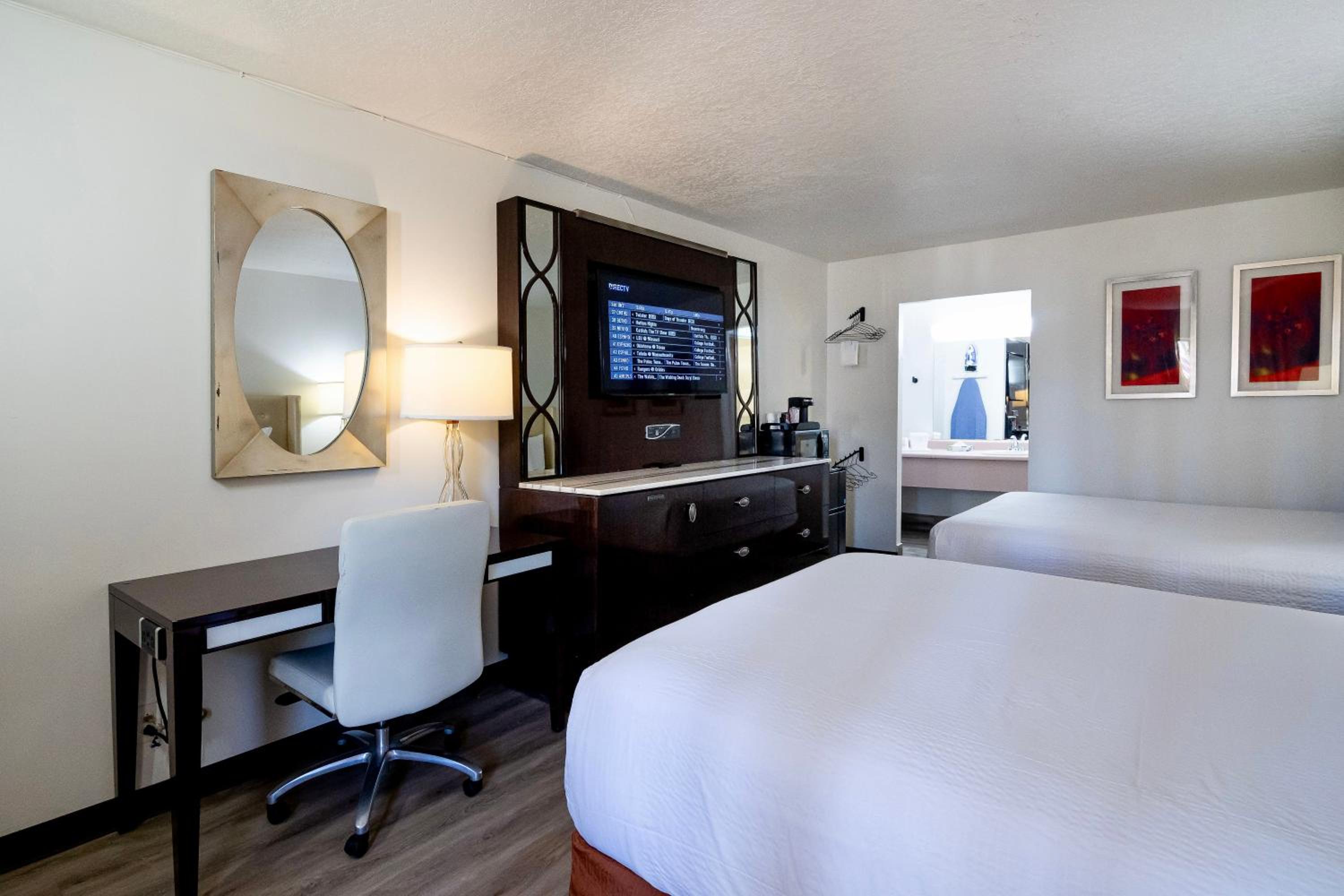 Queen Room with Two Queen Beds - Mobility Access/Non-Smoking - Photo 5