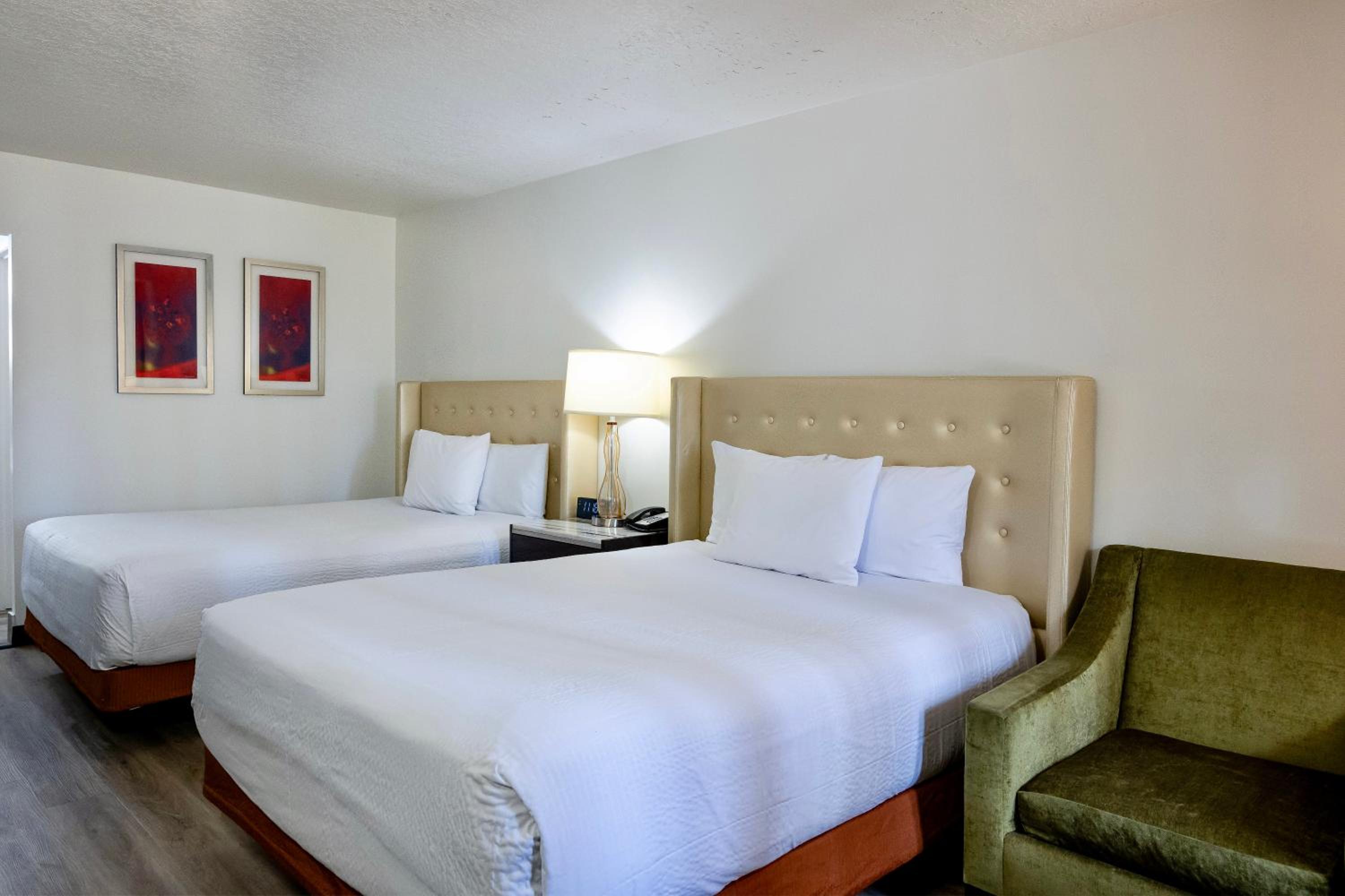 Queen Room with Two Queen Beds - Mobility Access/Non-Smoking - Photo 4