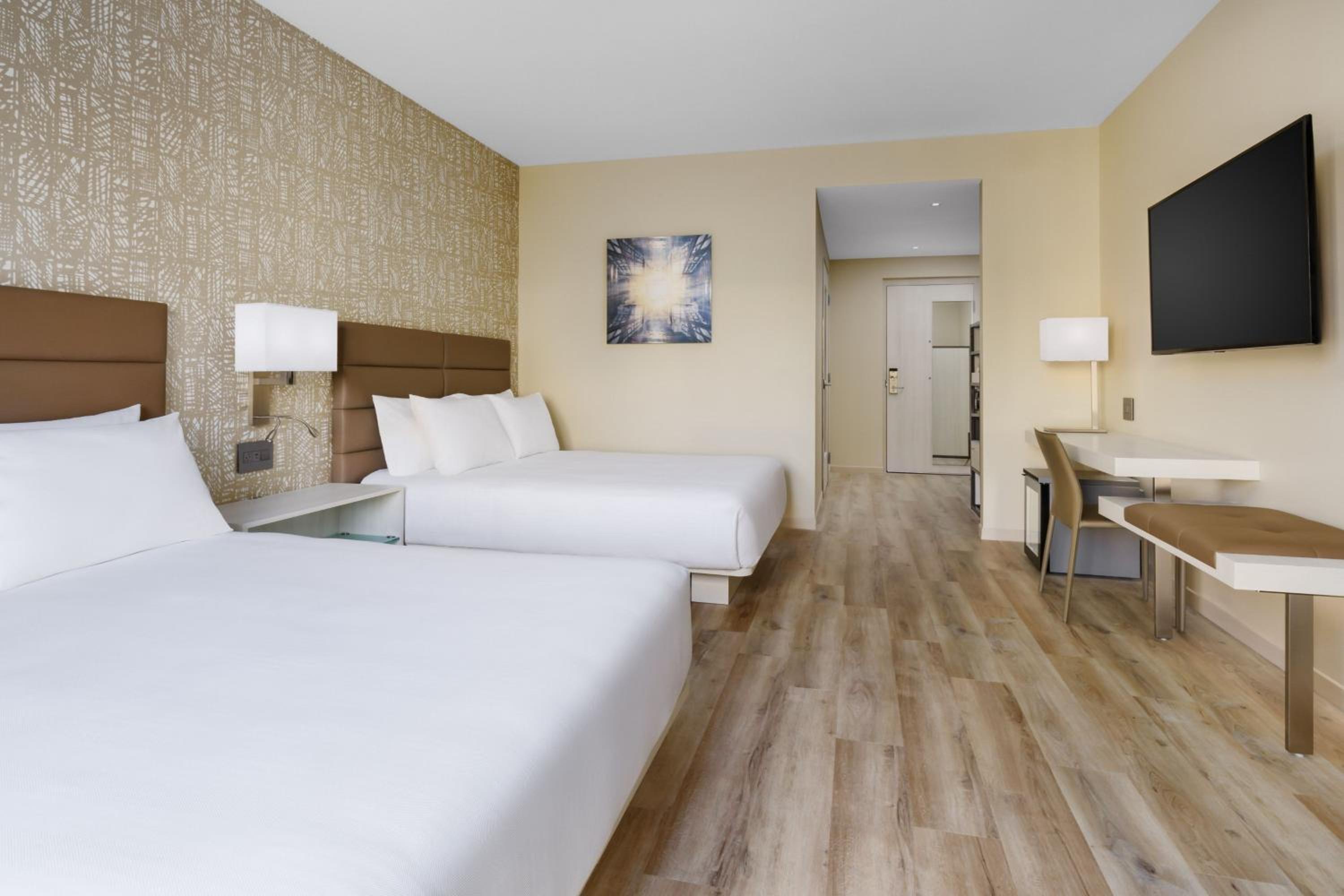 Standard Queen Room with Two Queen Beds - Photo 7