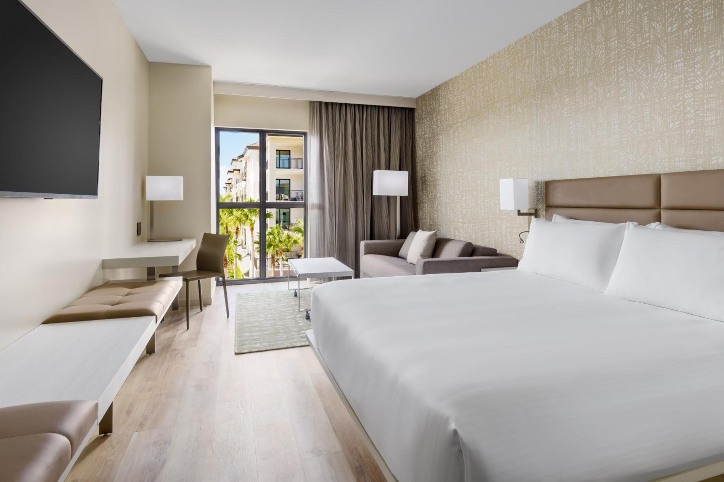 Standard King Room with Sofa Bed - Photo 4