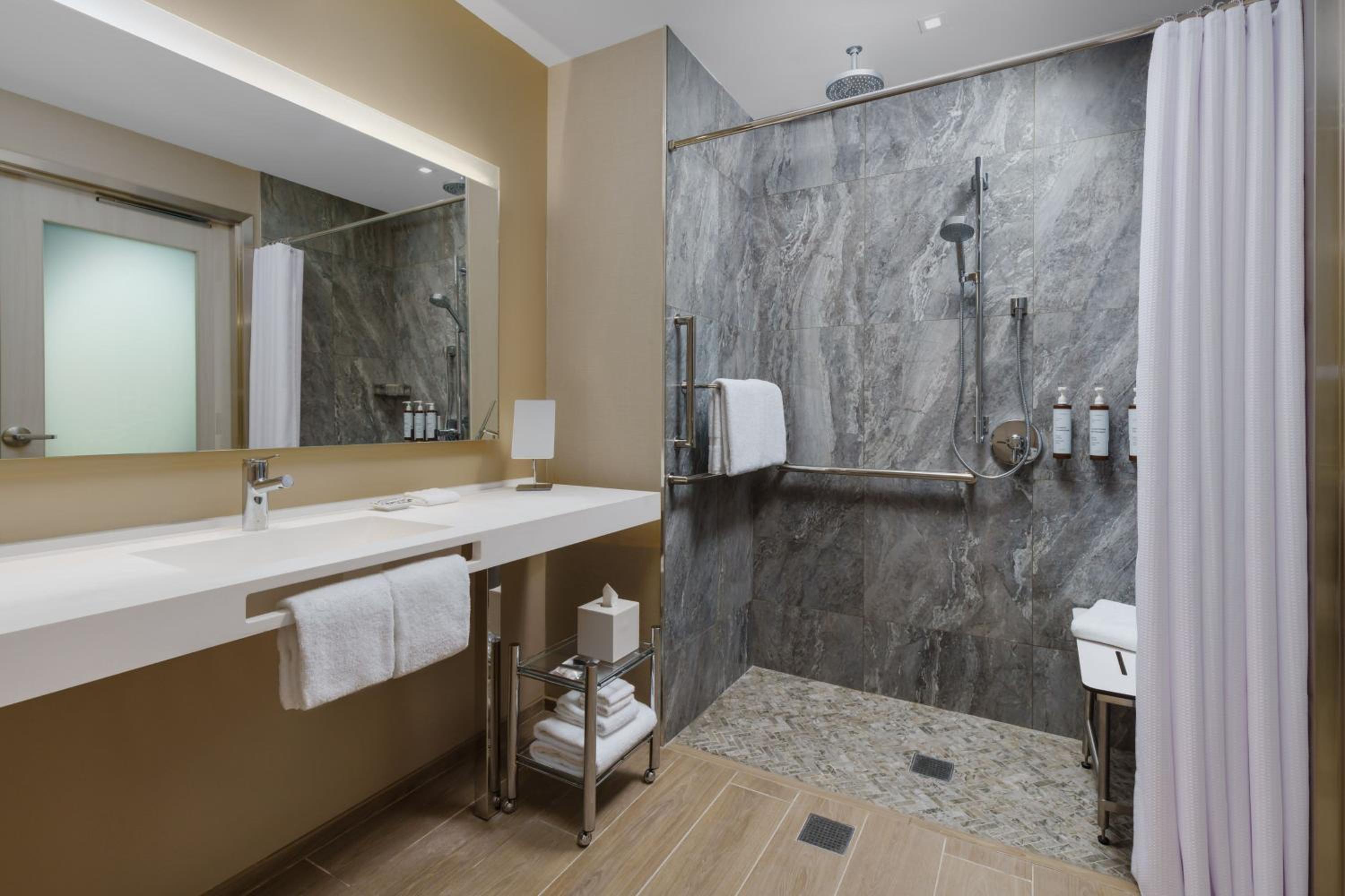 Standard Queen Room with Two Queen Beds - Photo 8