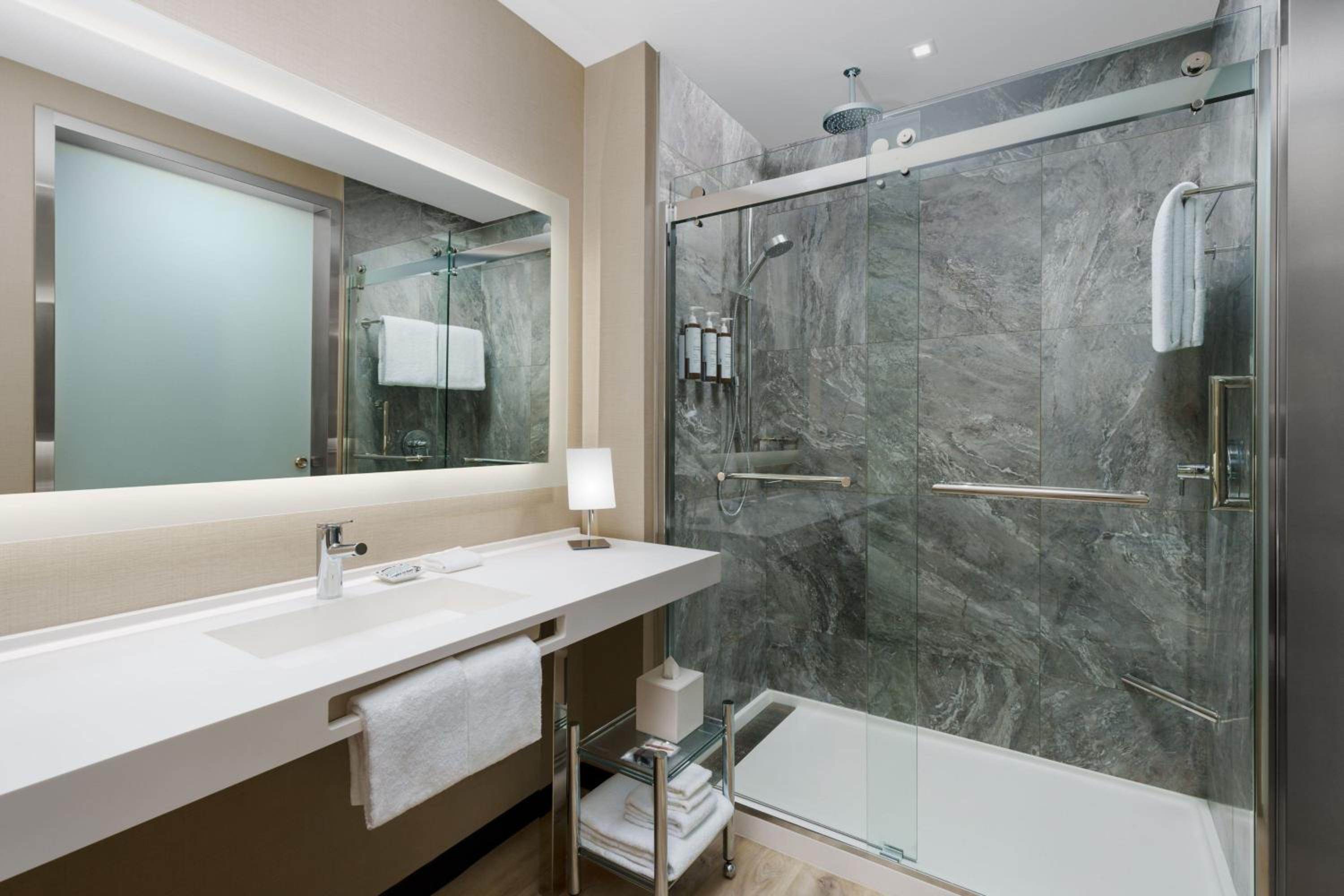 Standard Queen Room with Two Queen Beds - Photo 10
