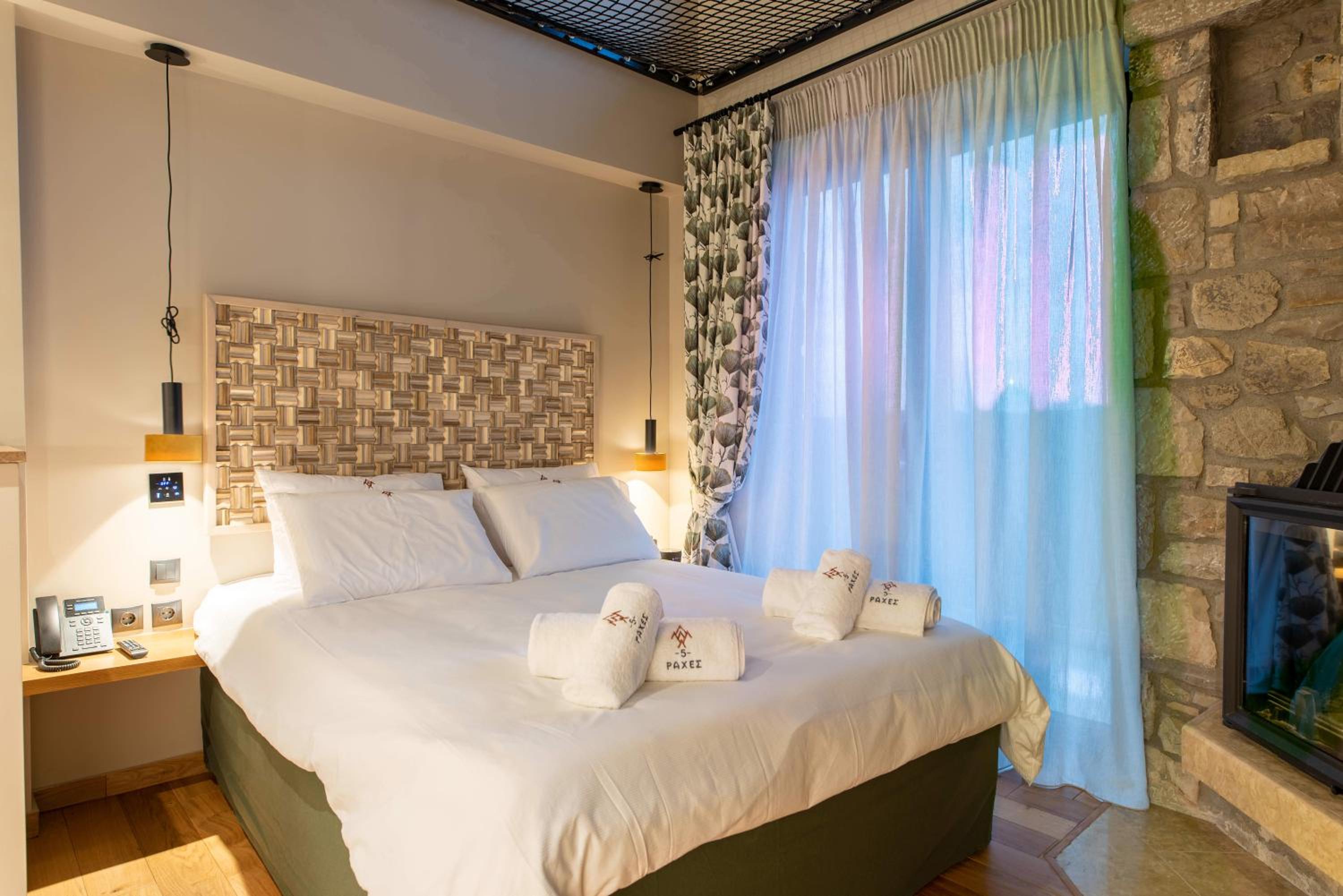 Deluxe Suite with Mountain View photo 3