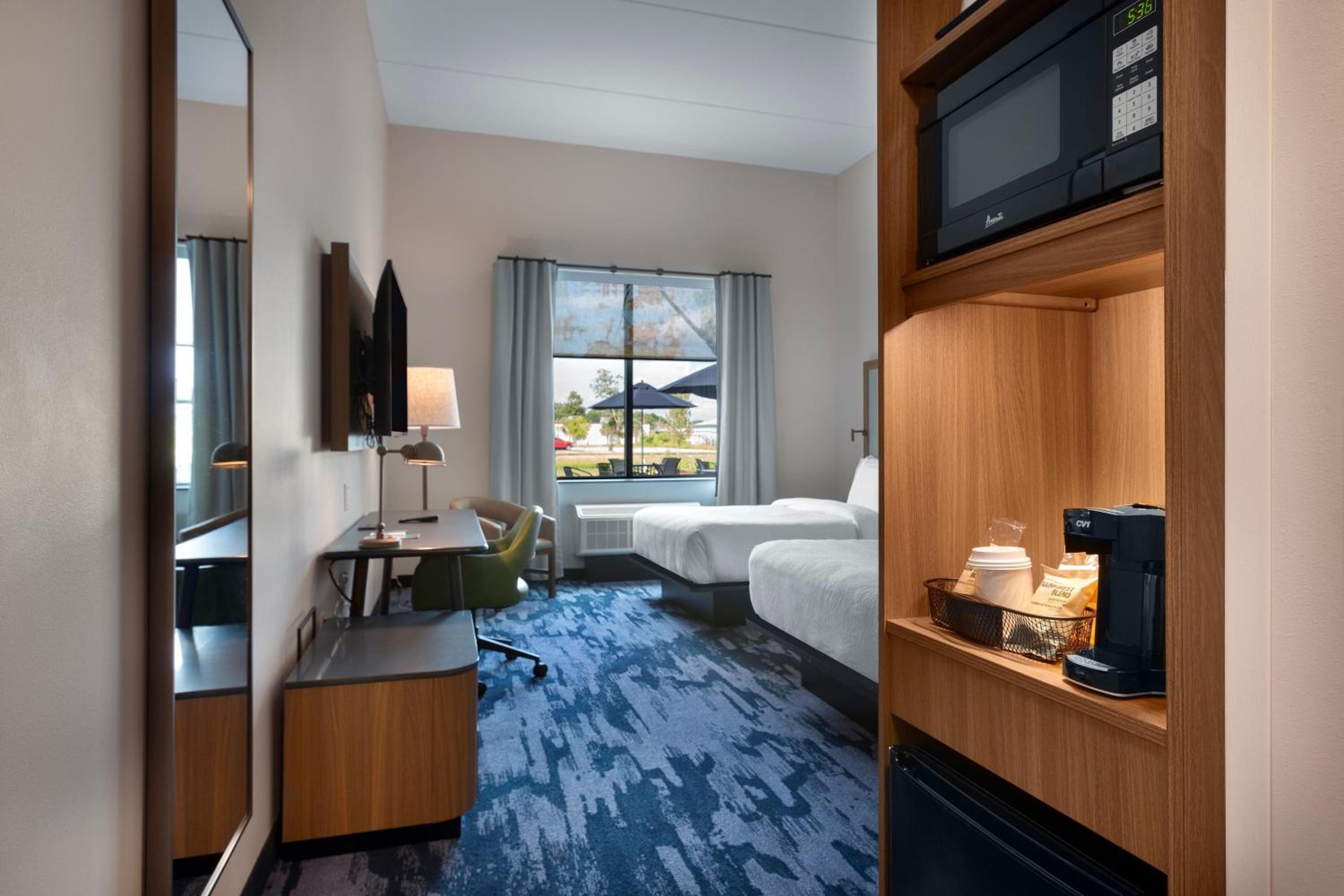 Standard Queen Room with Two Queen Beds - Photo 2