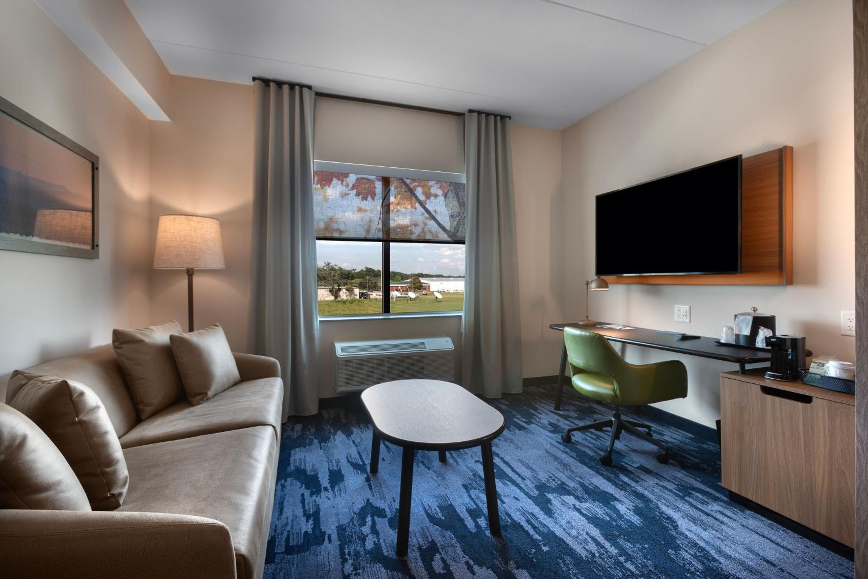 Queen Suite with Two Queen Beds, Bathtub and Sofa Bed - Mobility Access - Photo 1