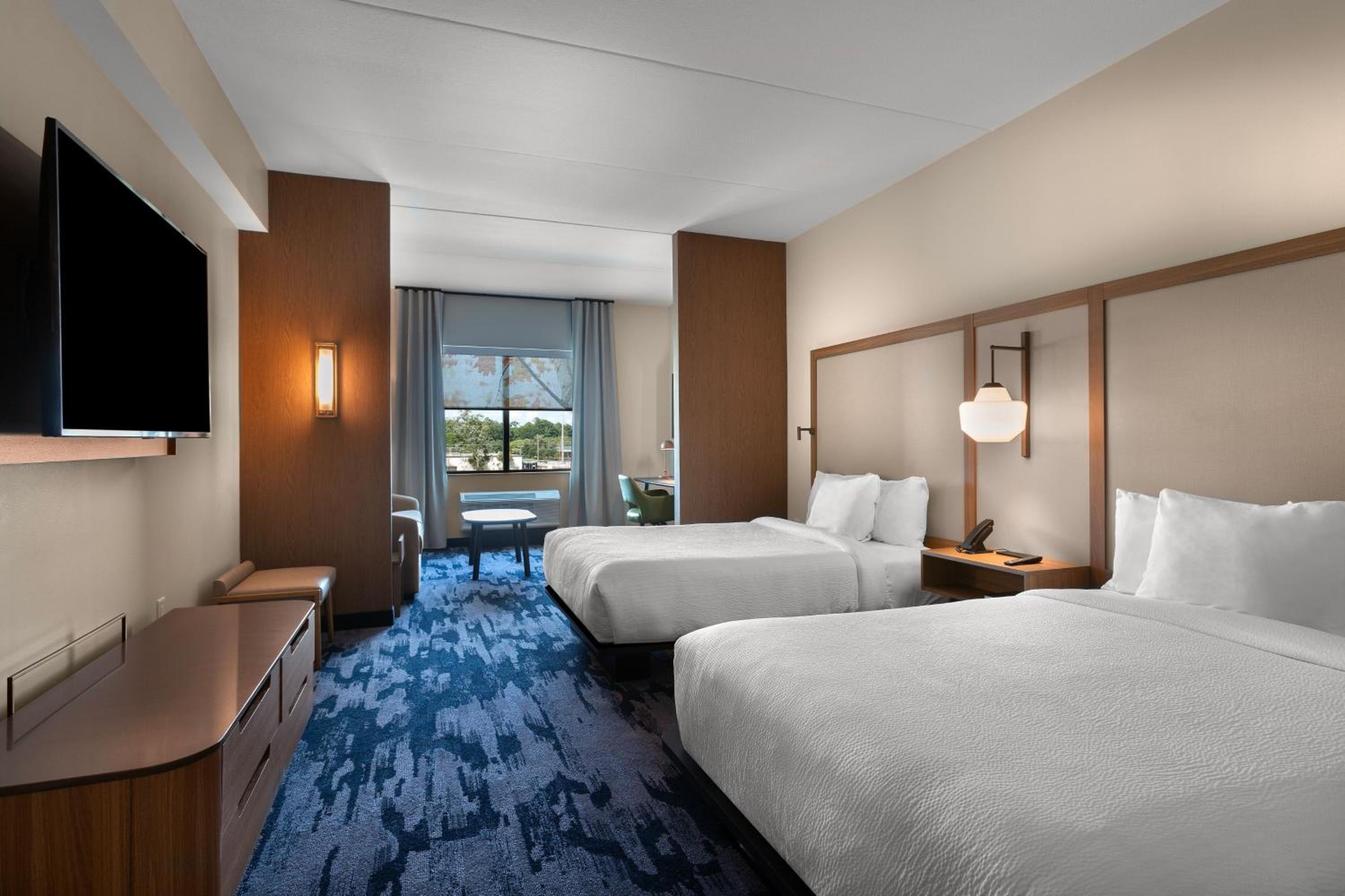 Queen Suite with Two Queen Beds, Bathtub and Sofa Bed - Mobility Access - Photo 2