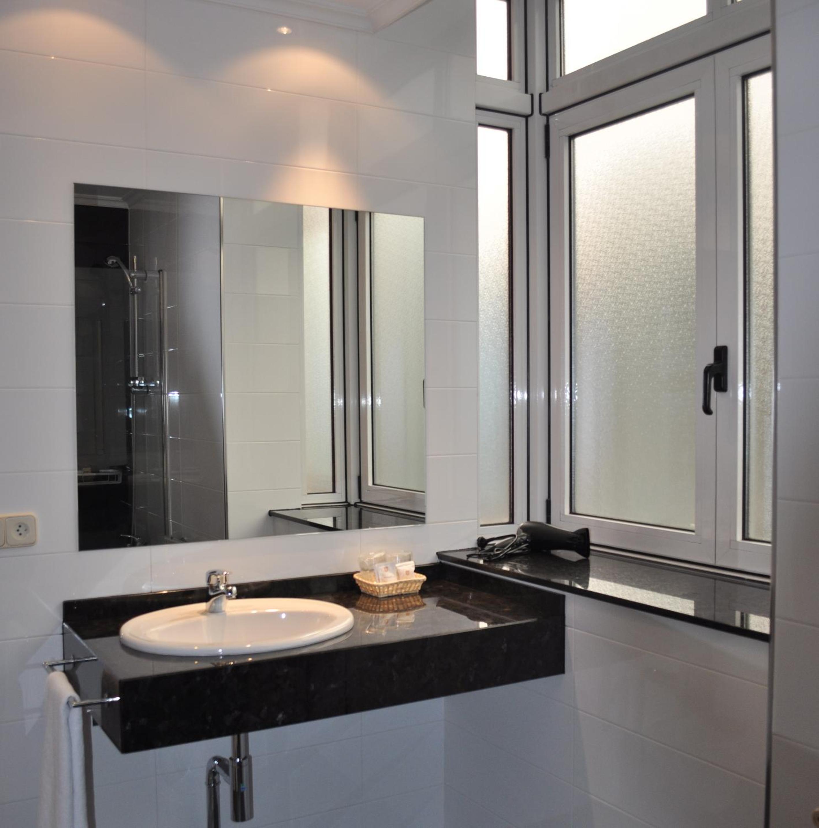 Double or Twin Room - Photo 11