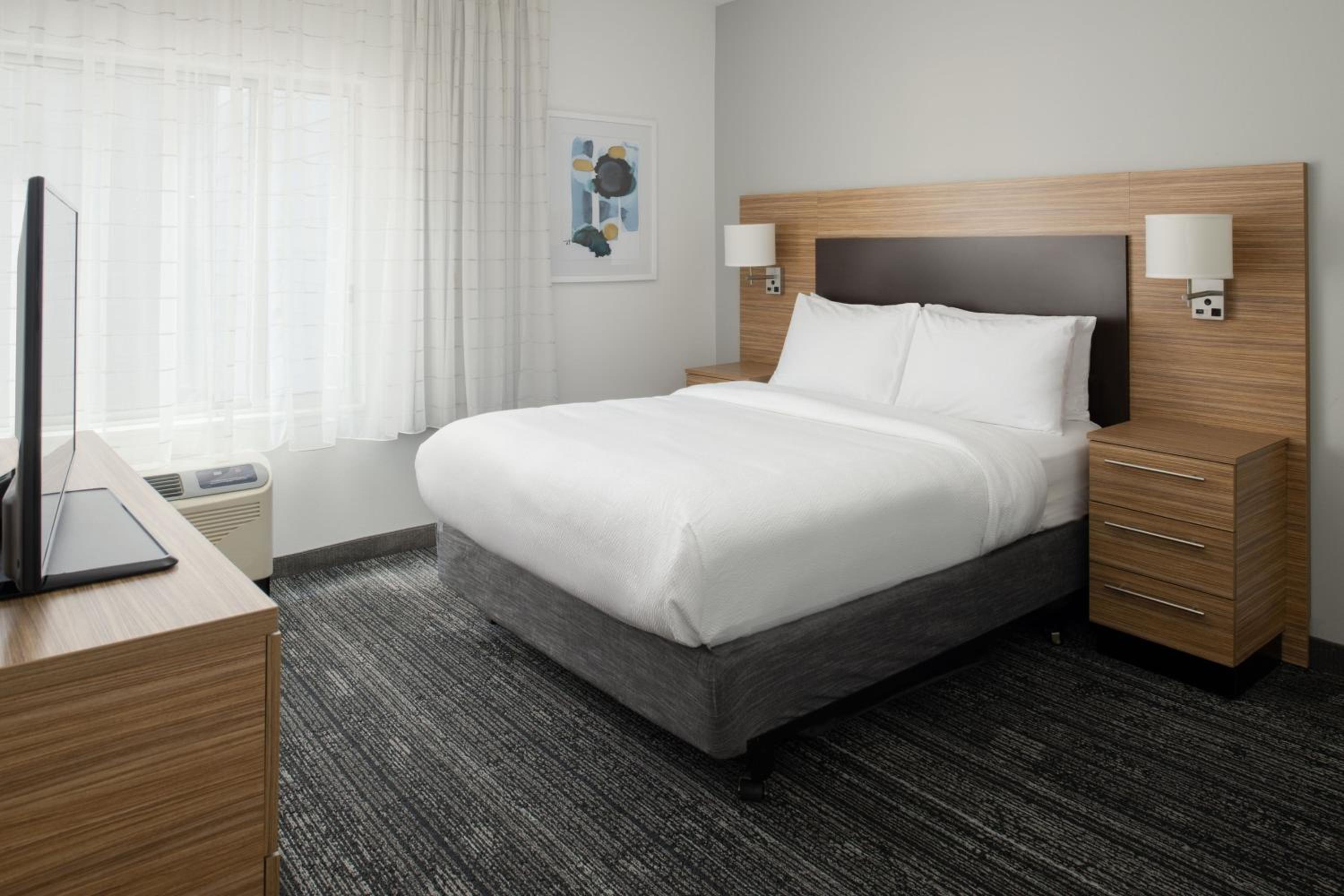 One-Bedroom Queen Suite with Sofa Bed and Adapted Tub - Mobility and Hearing Accessible