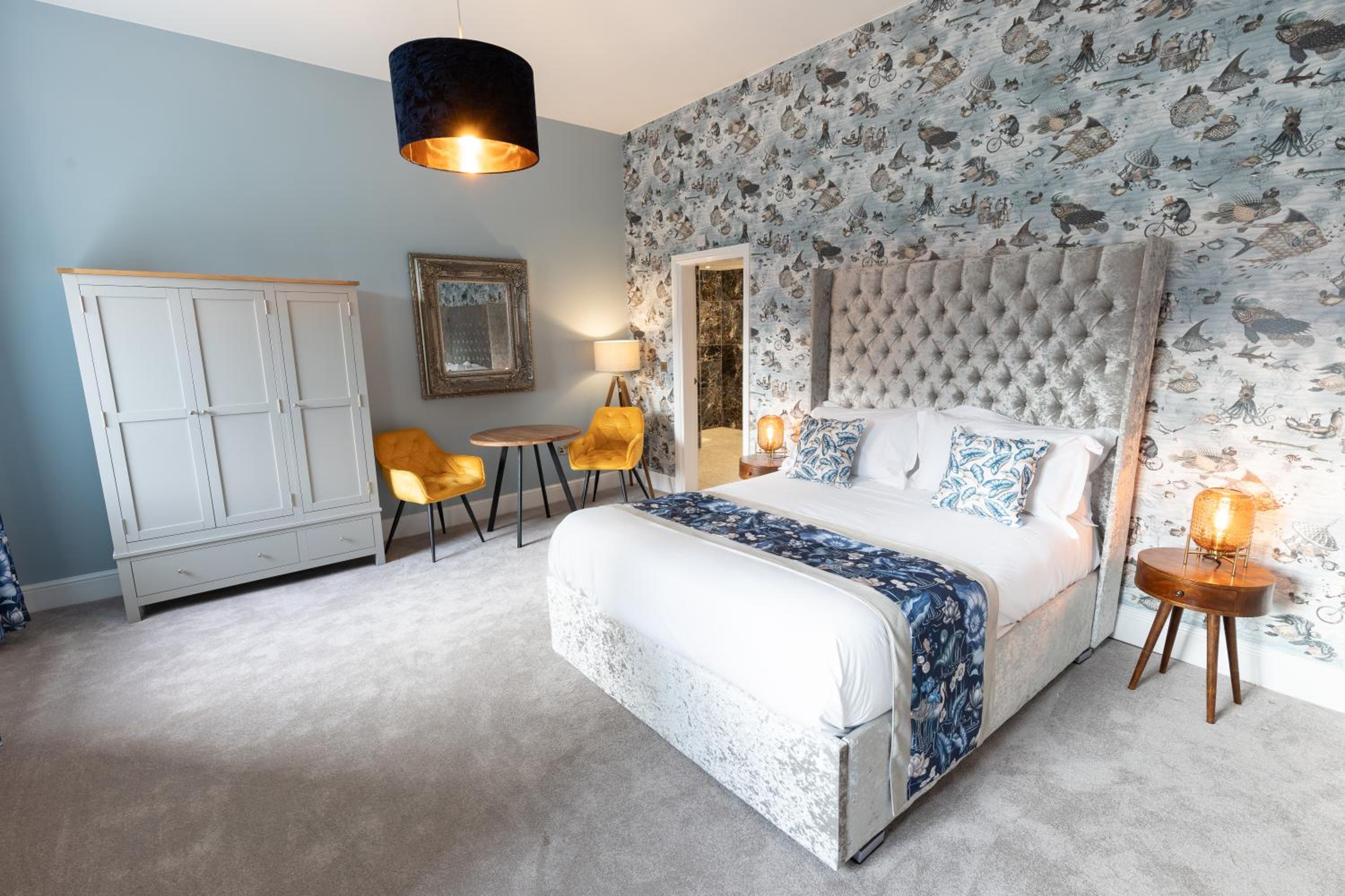 Officer's King Suite with Whirlpool bath