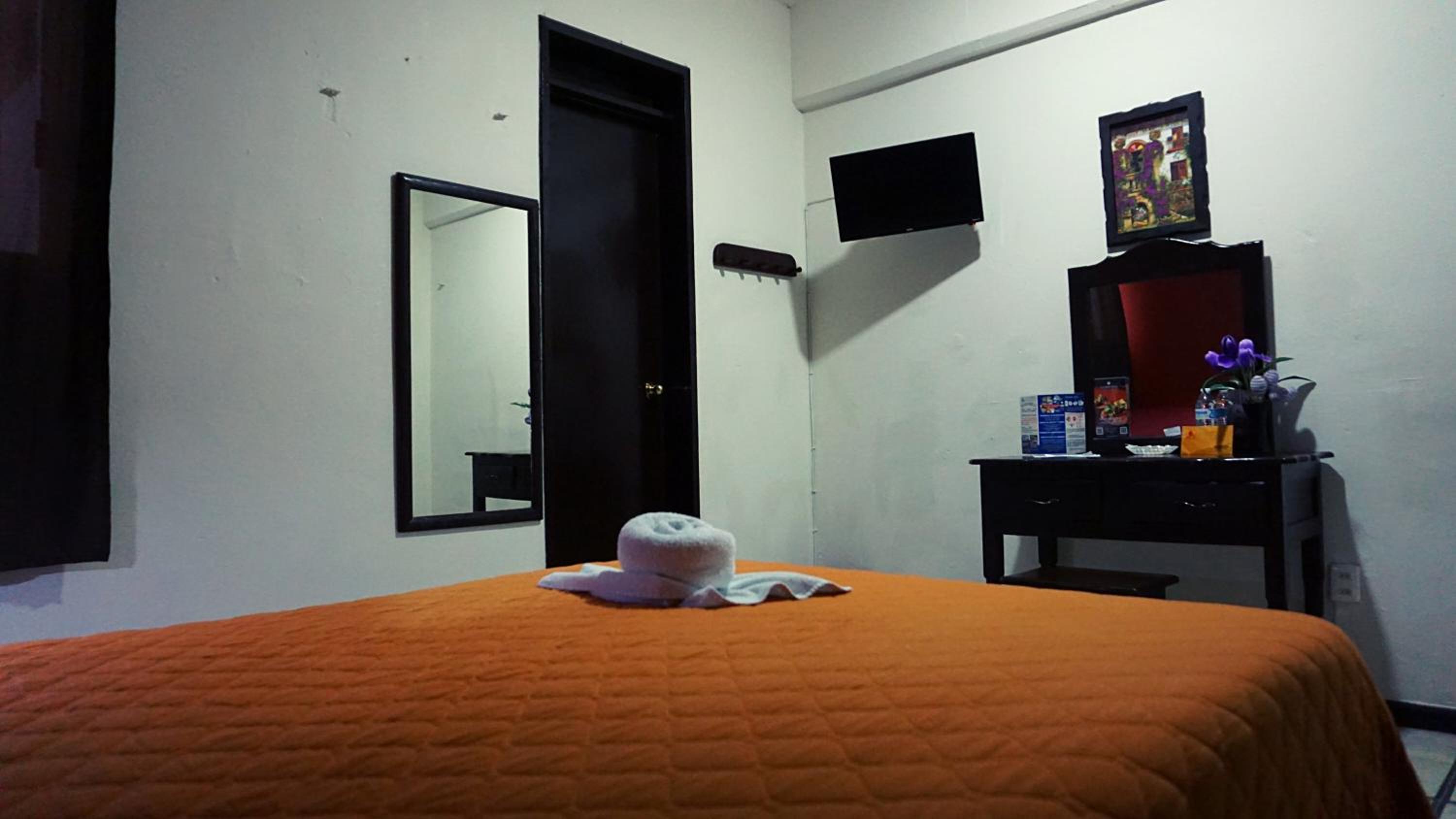 Standard Queen Room - Photo 5