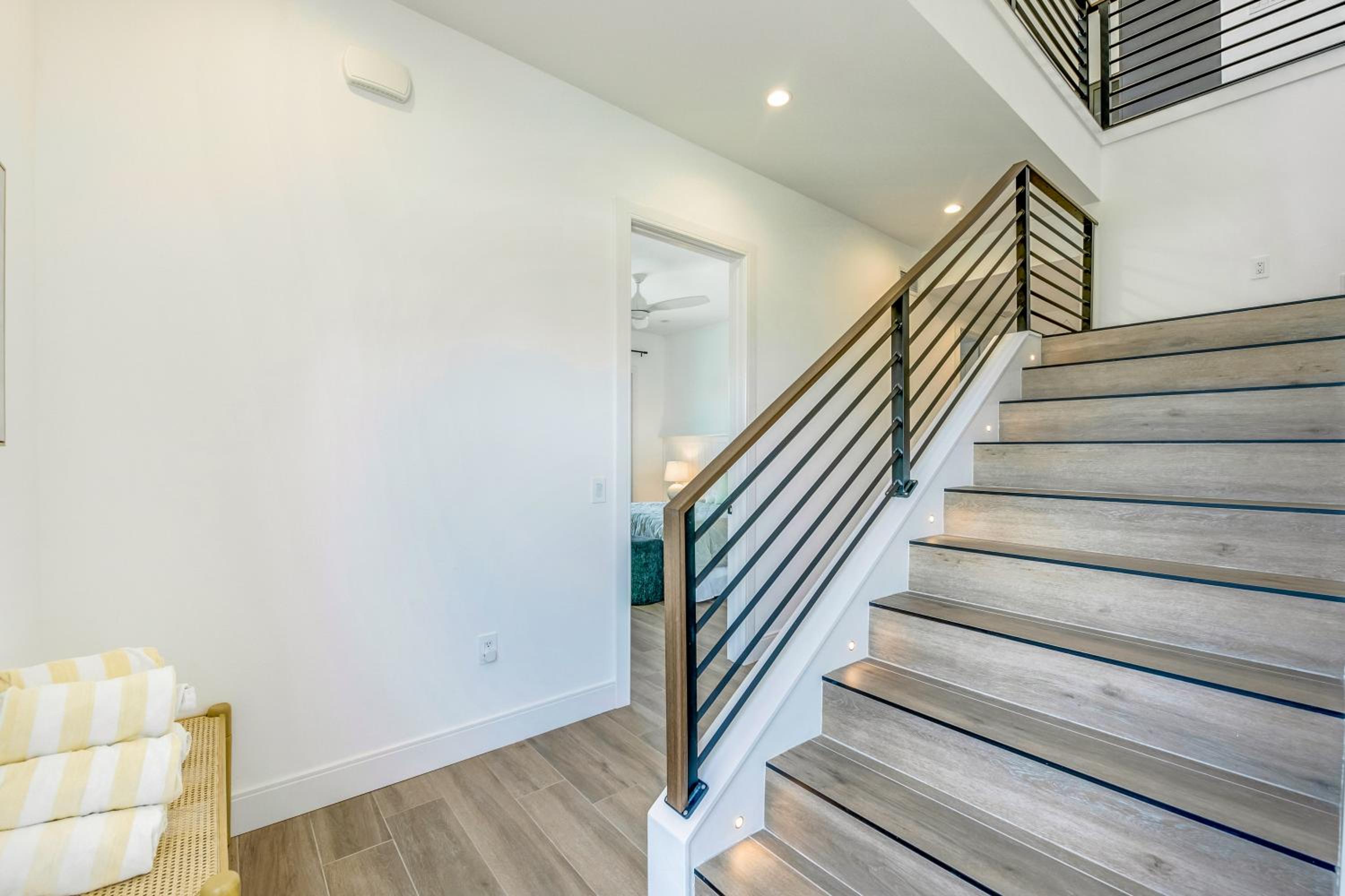 Eight-Bedroom House photo 3