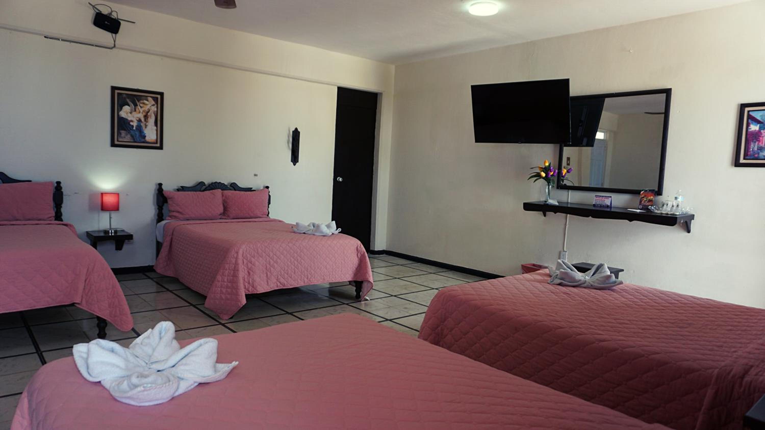 Quadruple Room with Balcony - Photo 12
