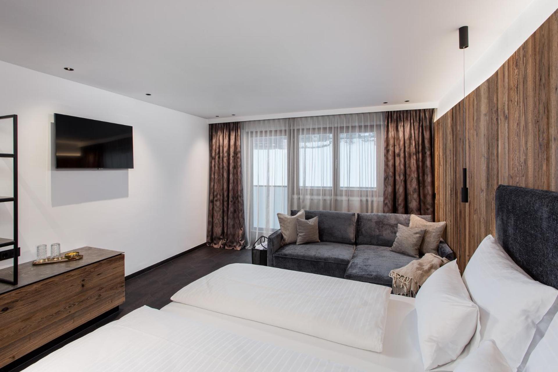 Family Room with Balcony photo 3