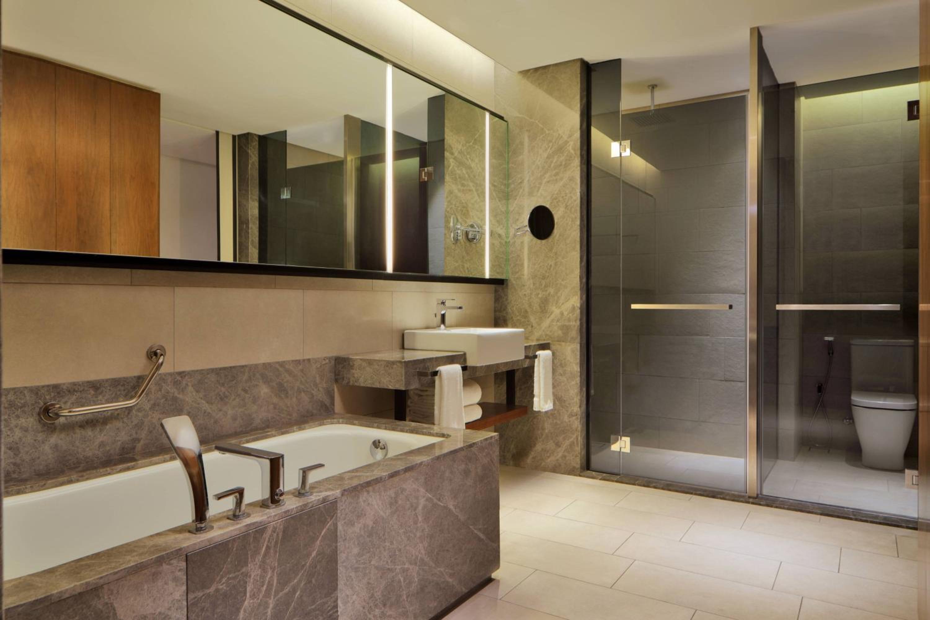 Deluxe King Room - Club Lounge Access