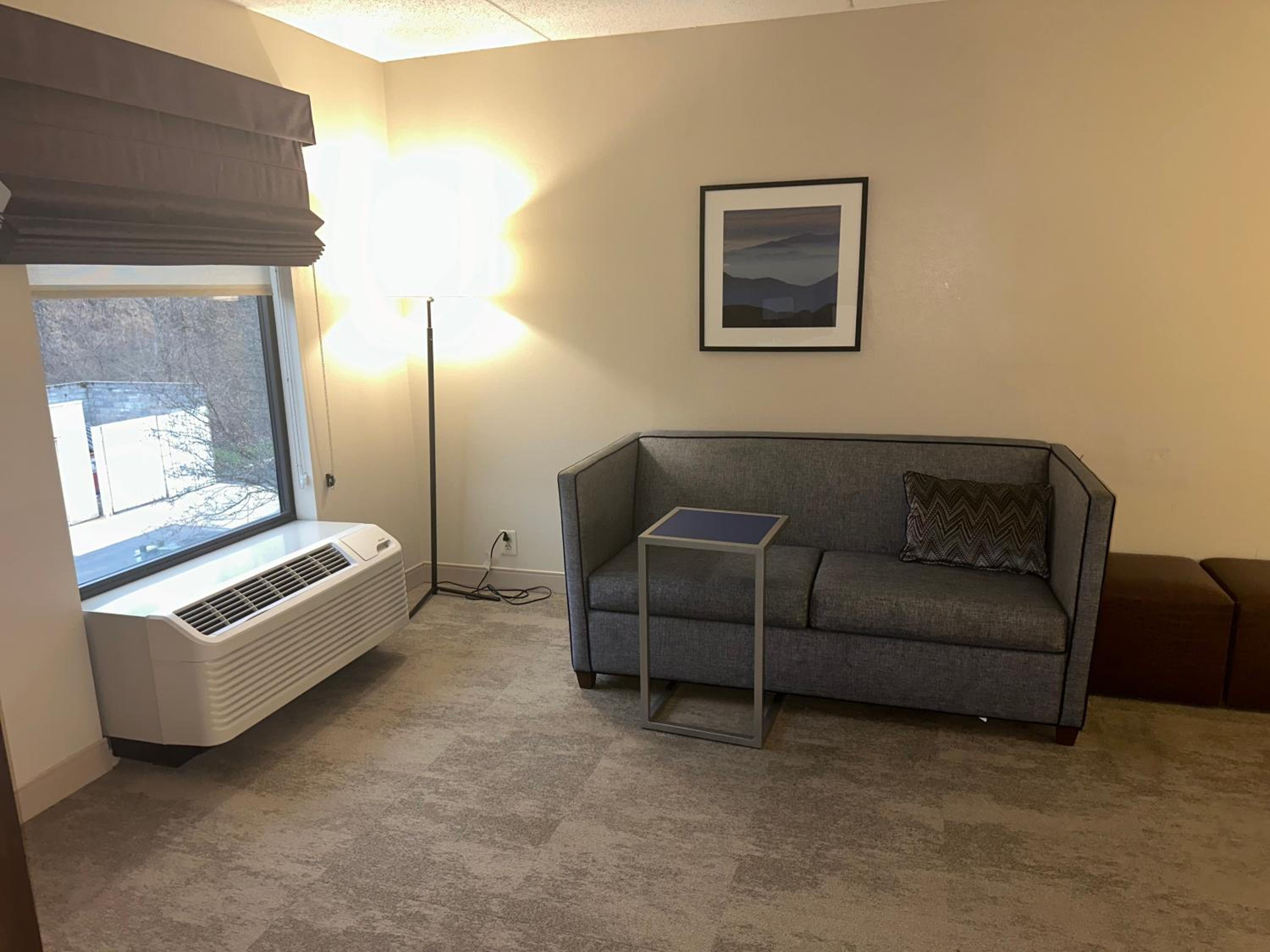 Corner King Studio with Sofa Bed - Photo 4