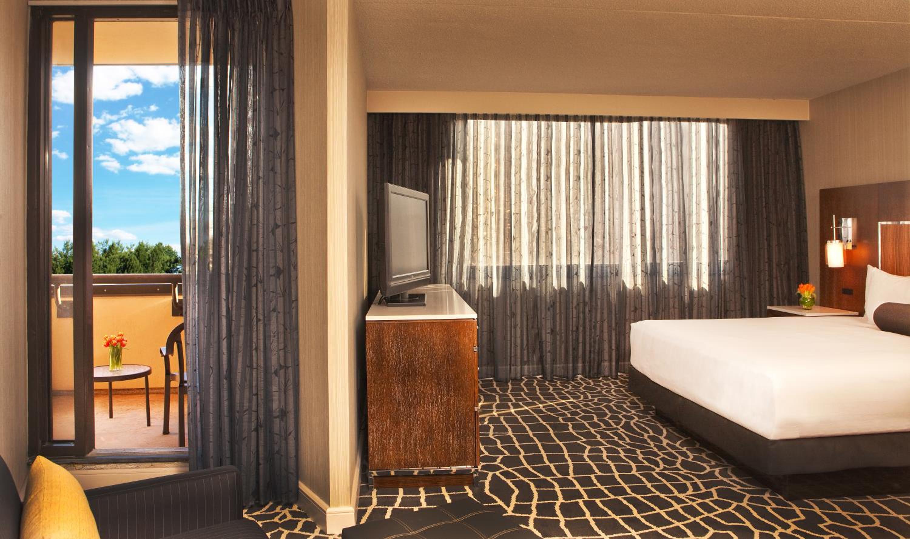 King Room with Balcony - Photo 6