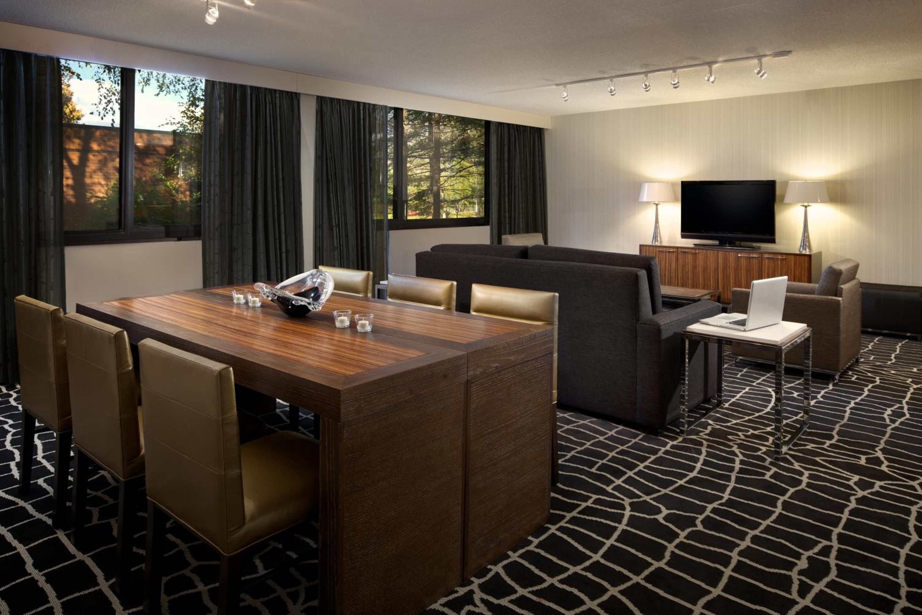 Suite - Photo 3