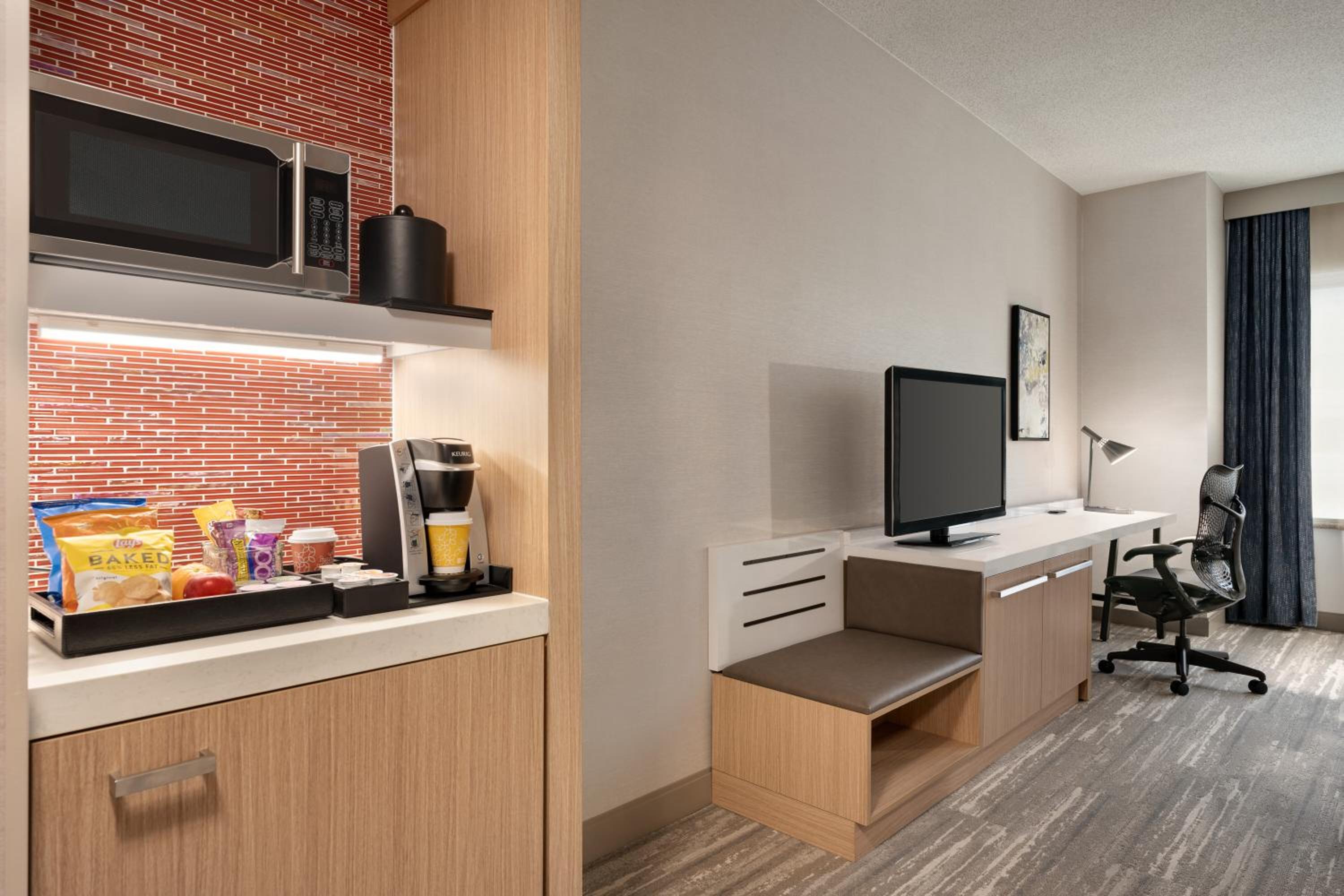 Premium King Room - Photo 2