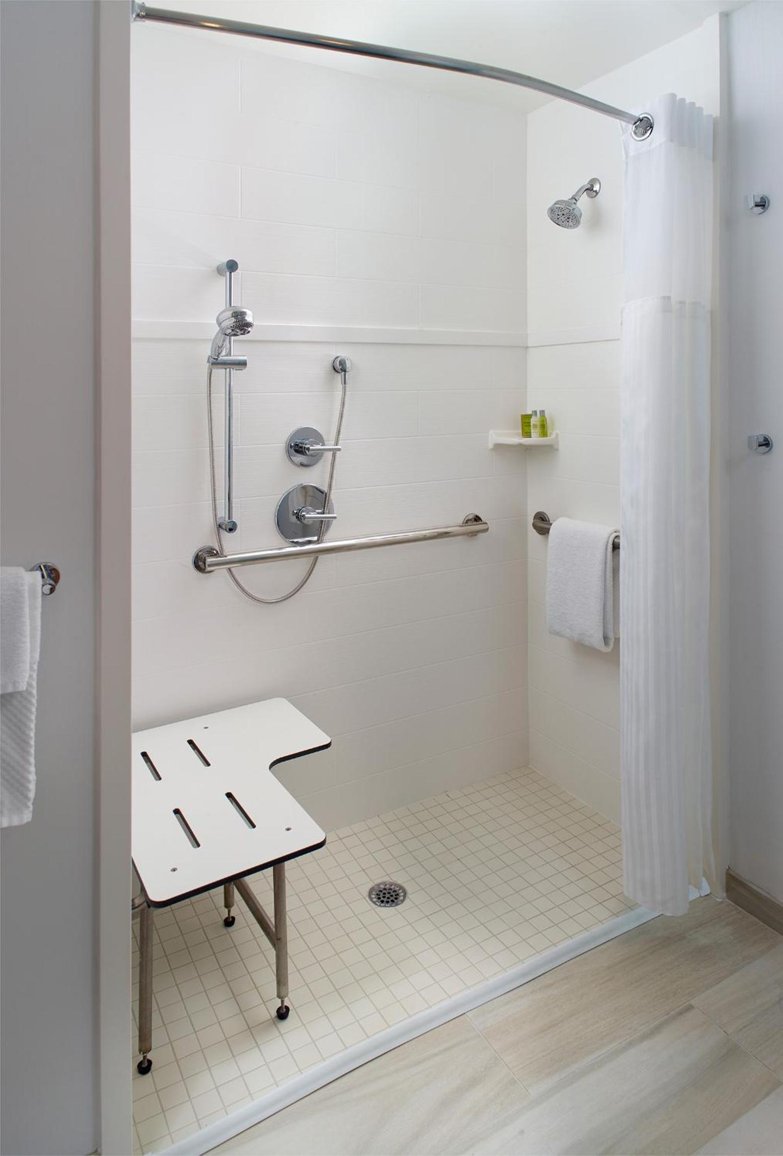 Queen Room with Two Queen Beds and Accessible Tub - Mobility Access - Photo 2