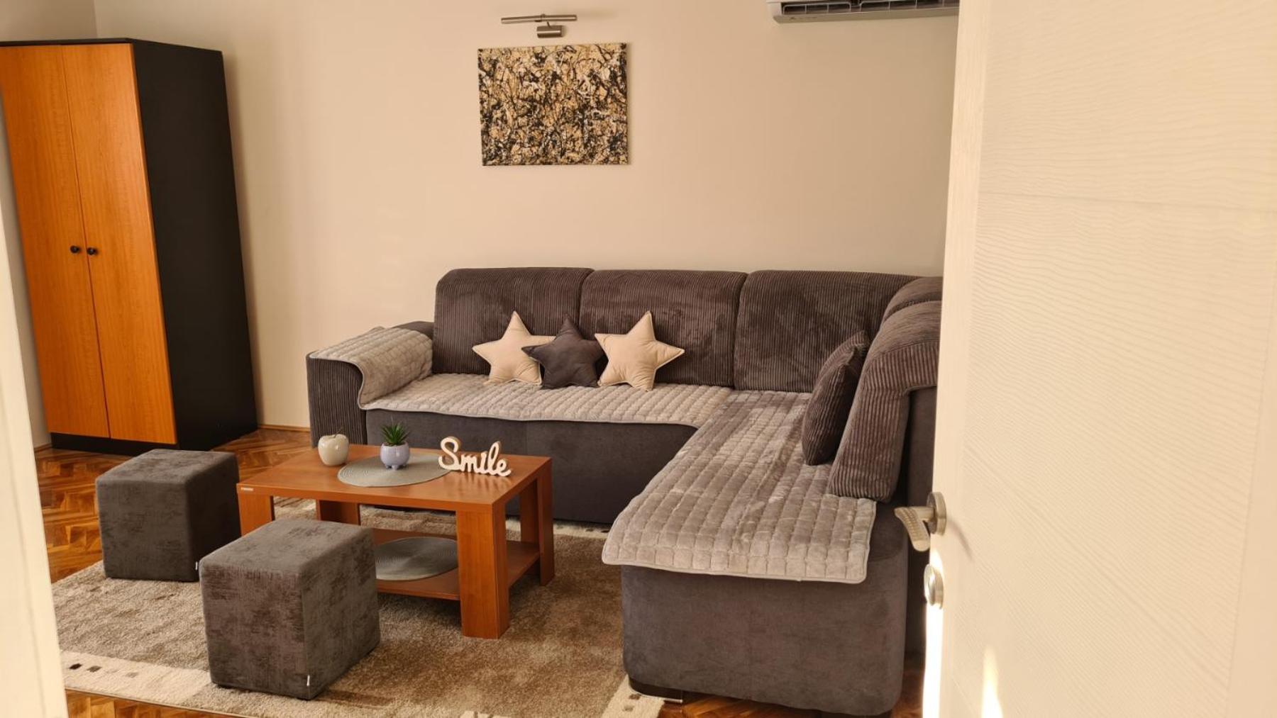 One-Bedroom Apartment photo 1