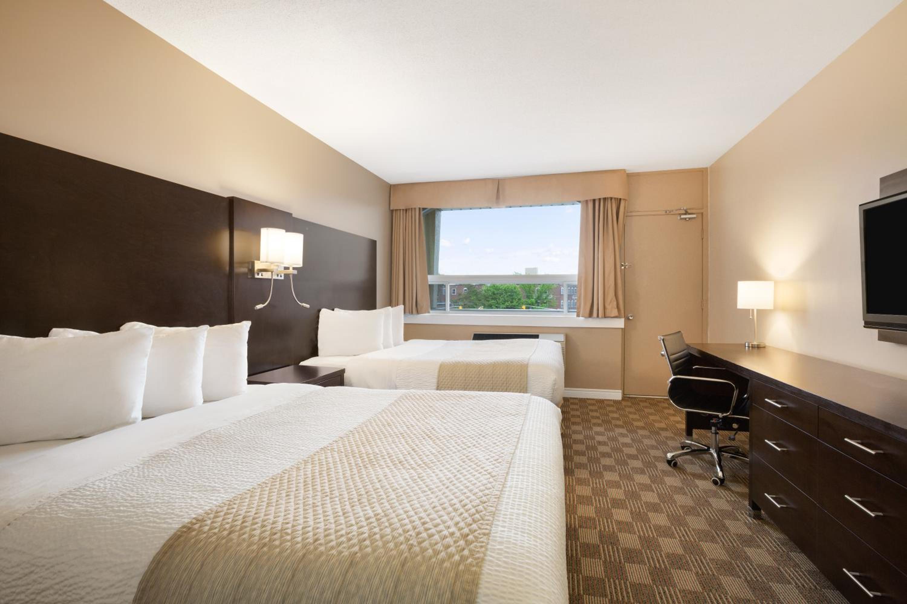 Queen Room with Two Queen Beds - Non-Smoking - Photo 2