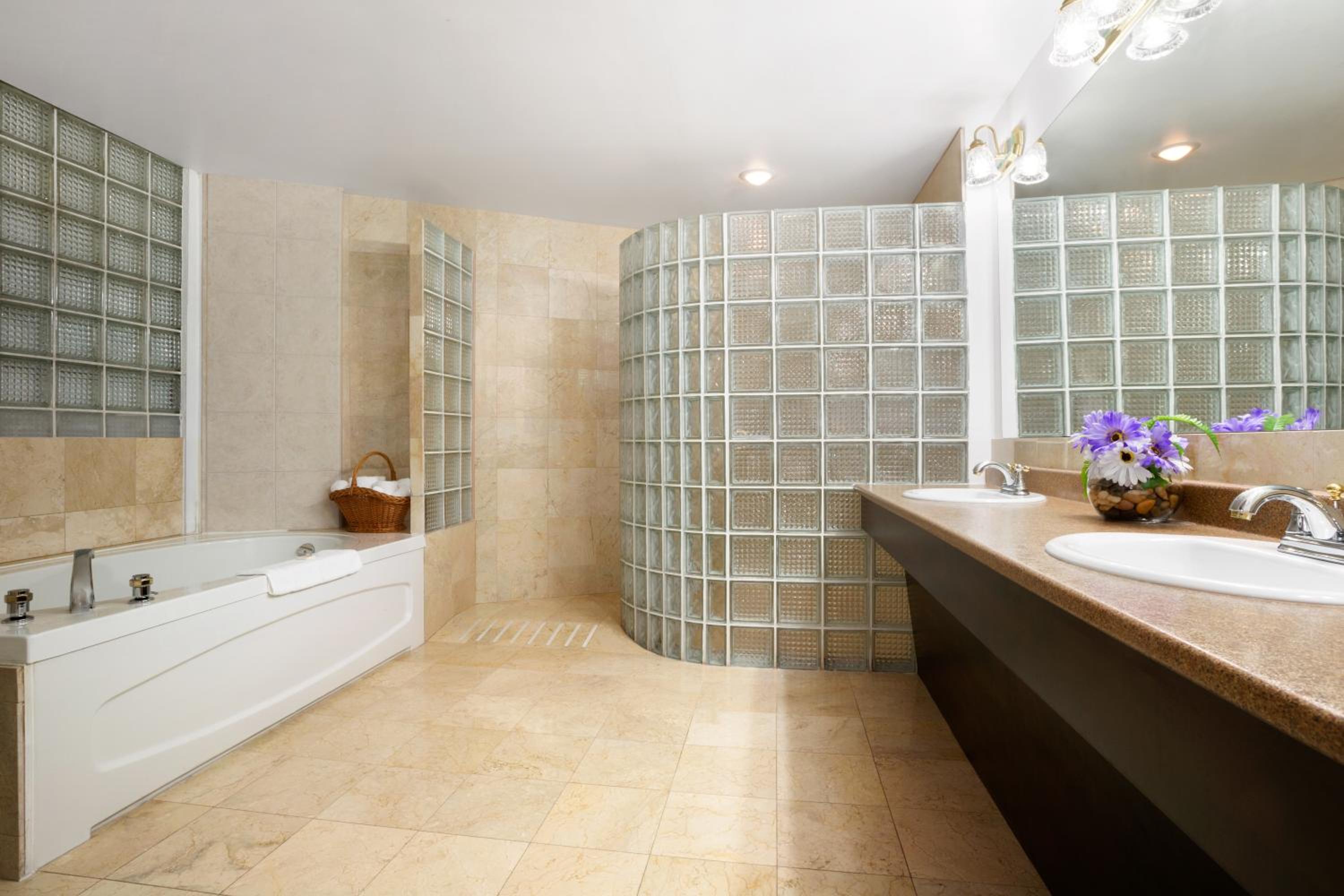 Deluxe King Suite - Non-Smoking - Photo 3