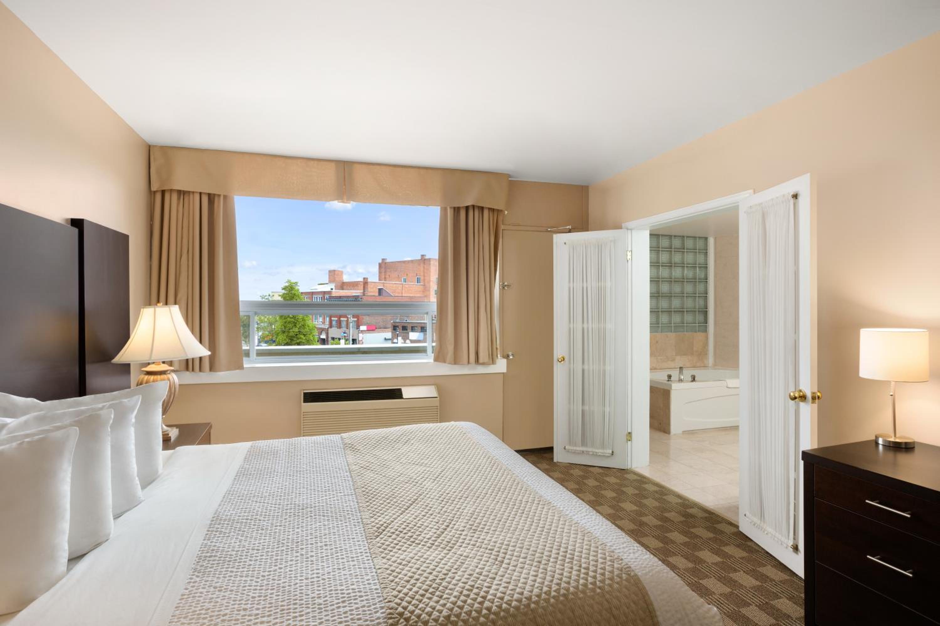 Deluxe King Suite - Non-Smoking - Photo 1