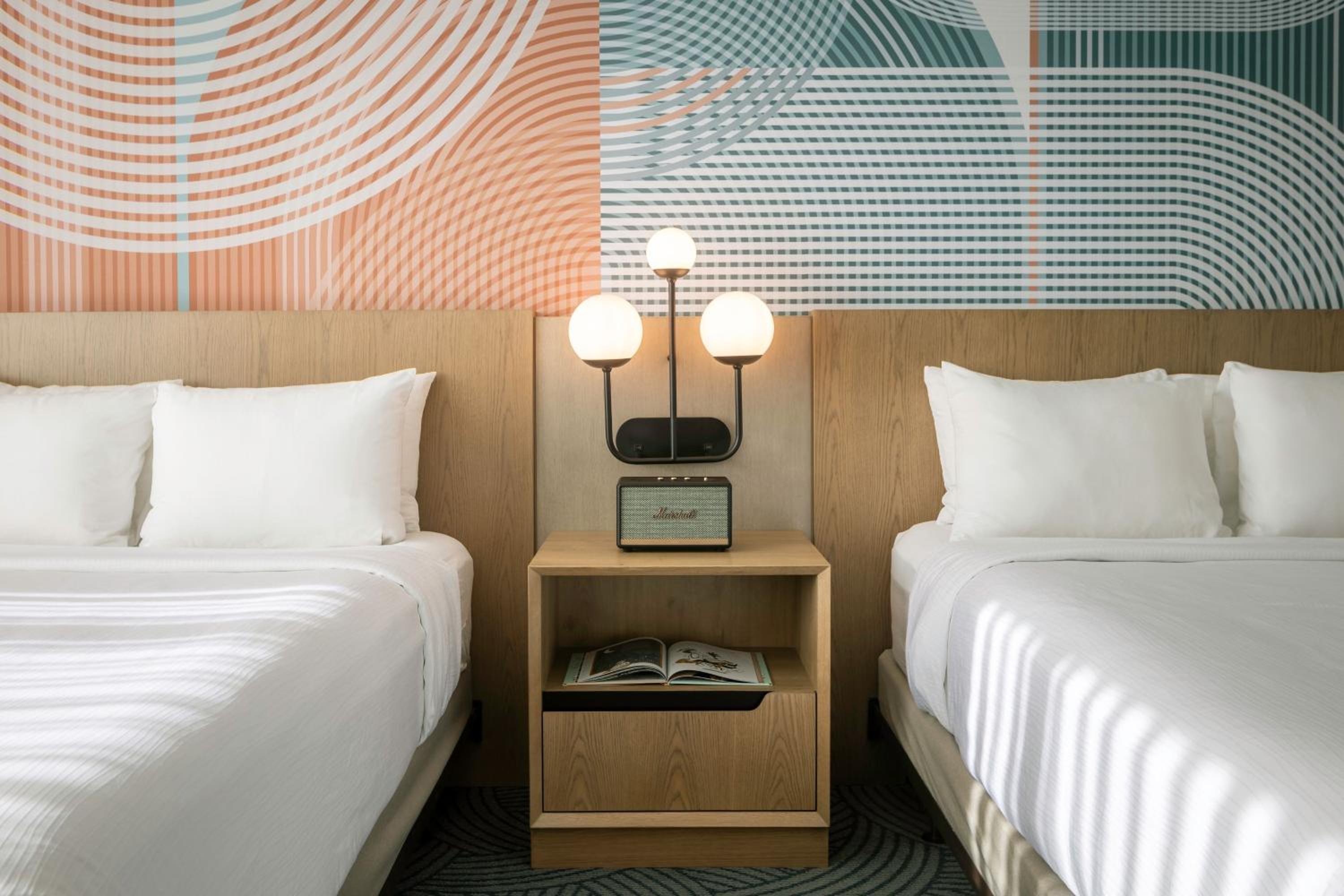 Deluxe Queen Room with Two Queen Beds and Skyline View thumbnail 6