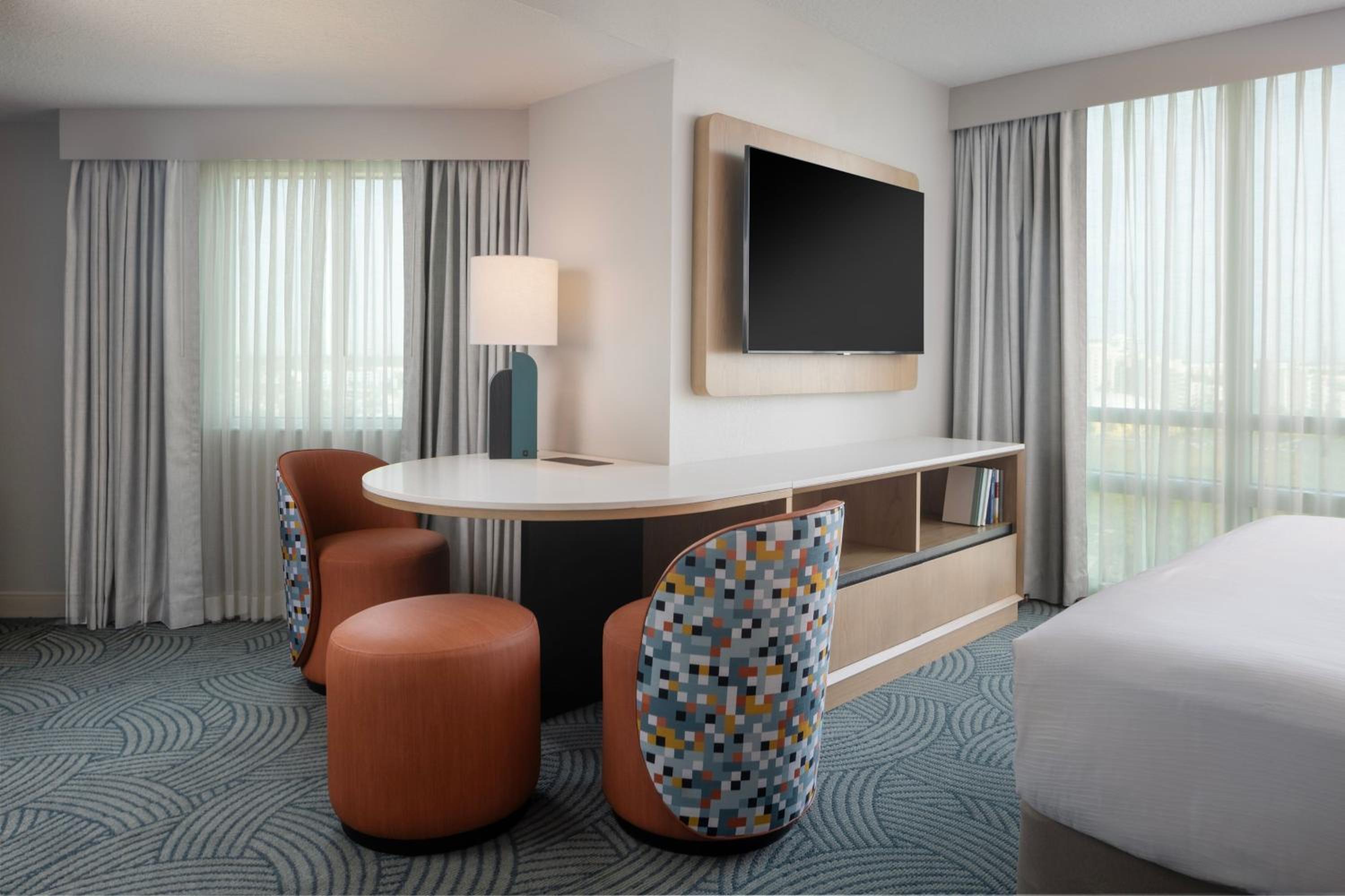 Queen Room with Two Queen Beds and Adapted Tub - Mobility Accessible thumbnail 6