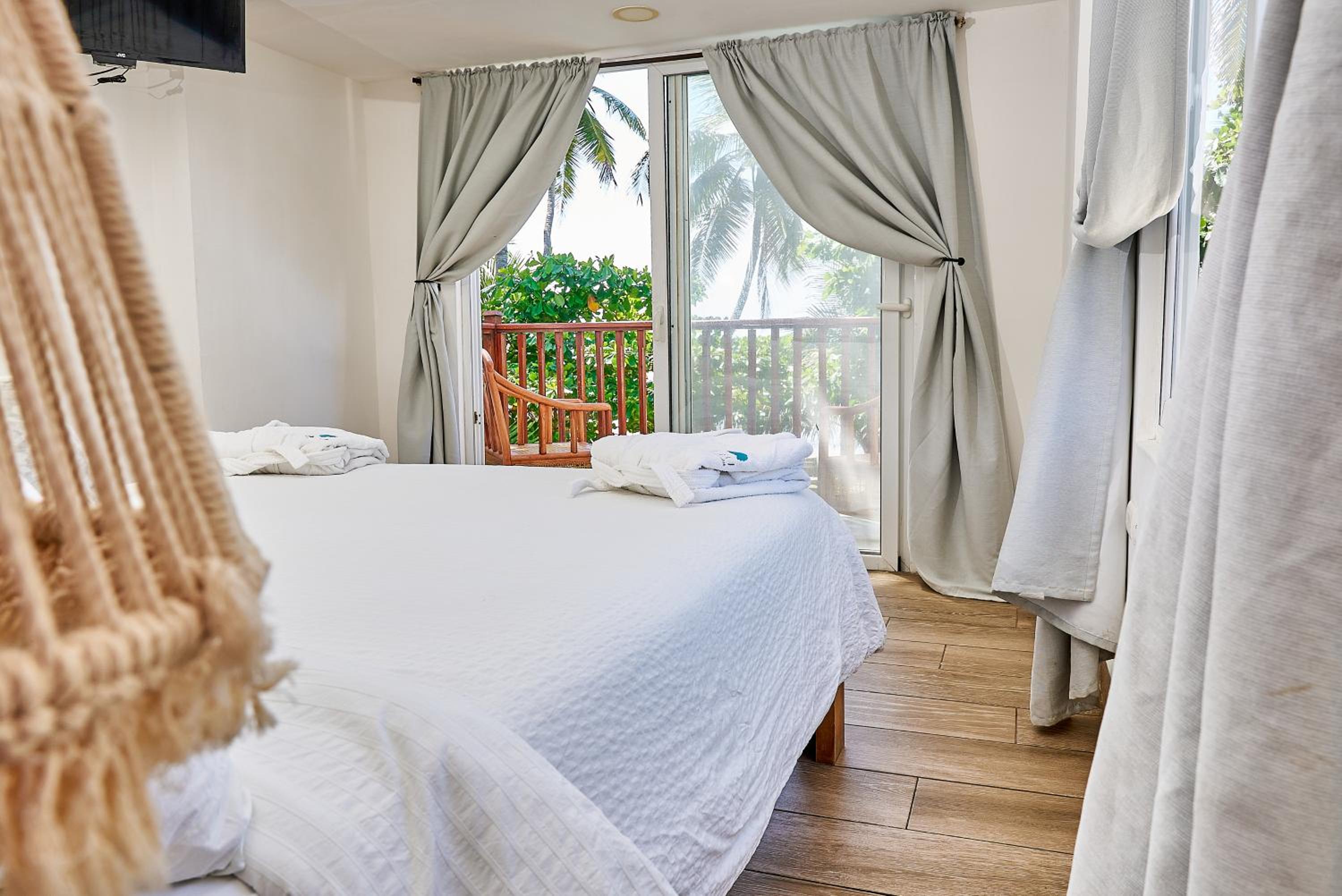 Double Room with Balcony and Sea View photo 2