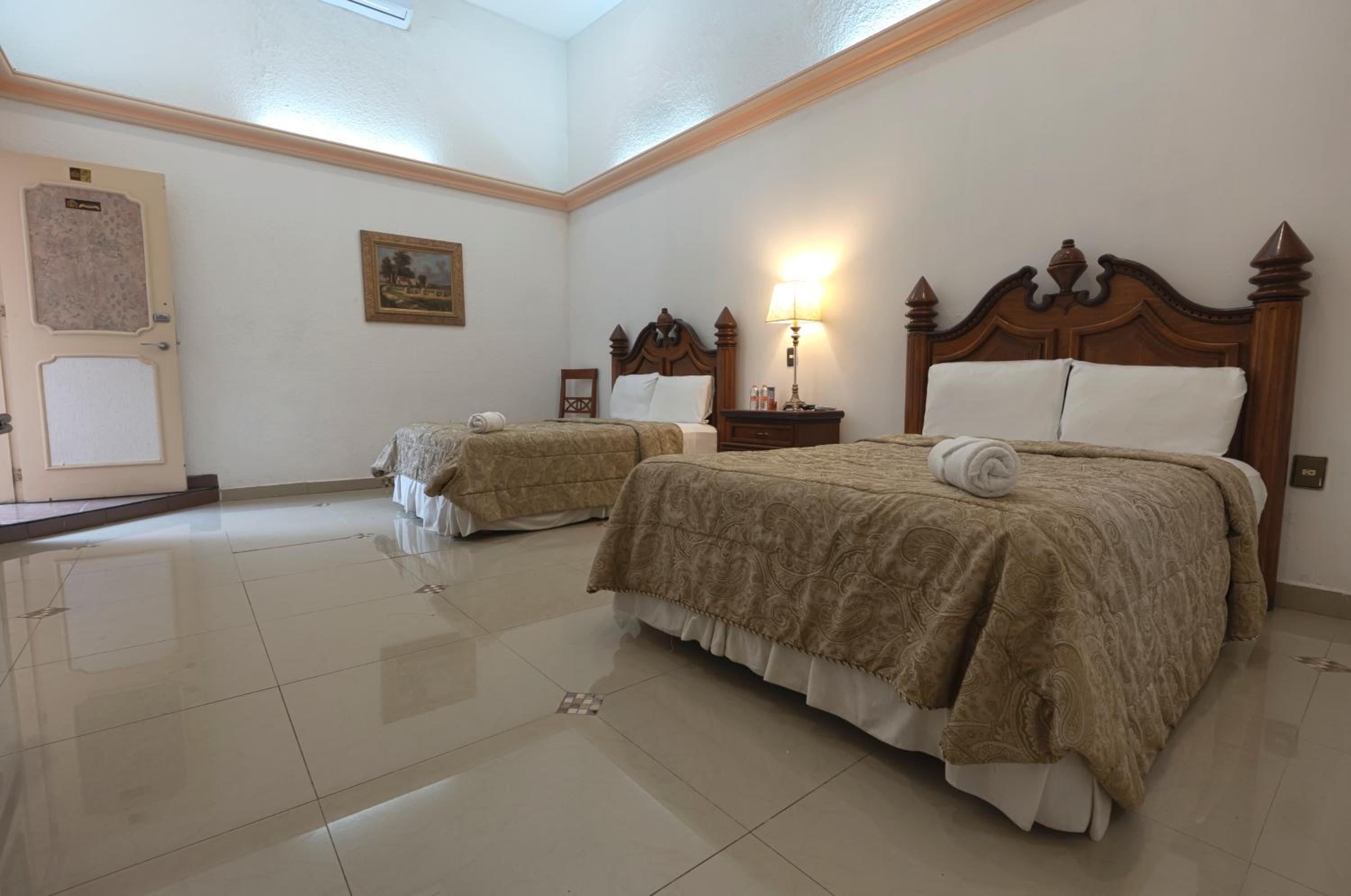 Queen Room with Two Queen Beds photo 1