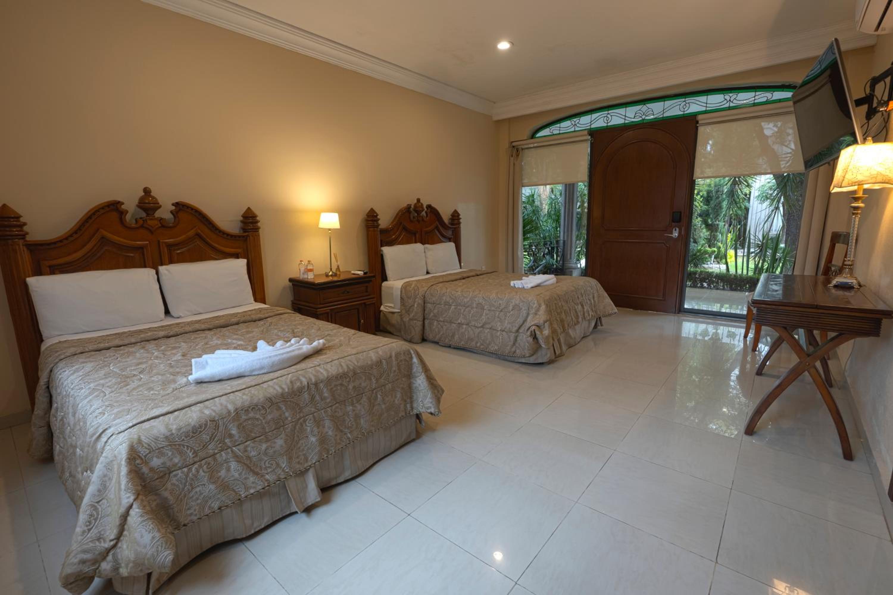 Queen Room with Two Queen Beds photo 2