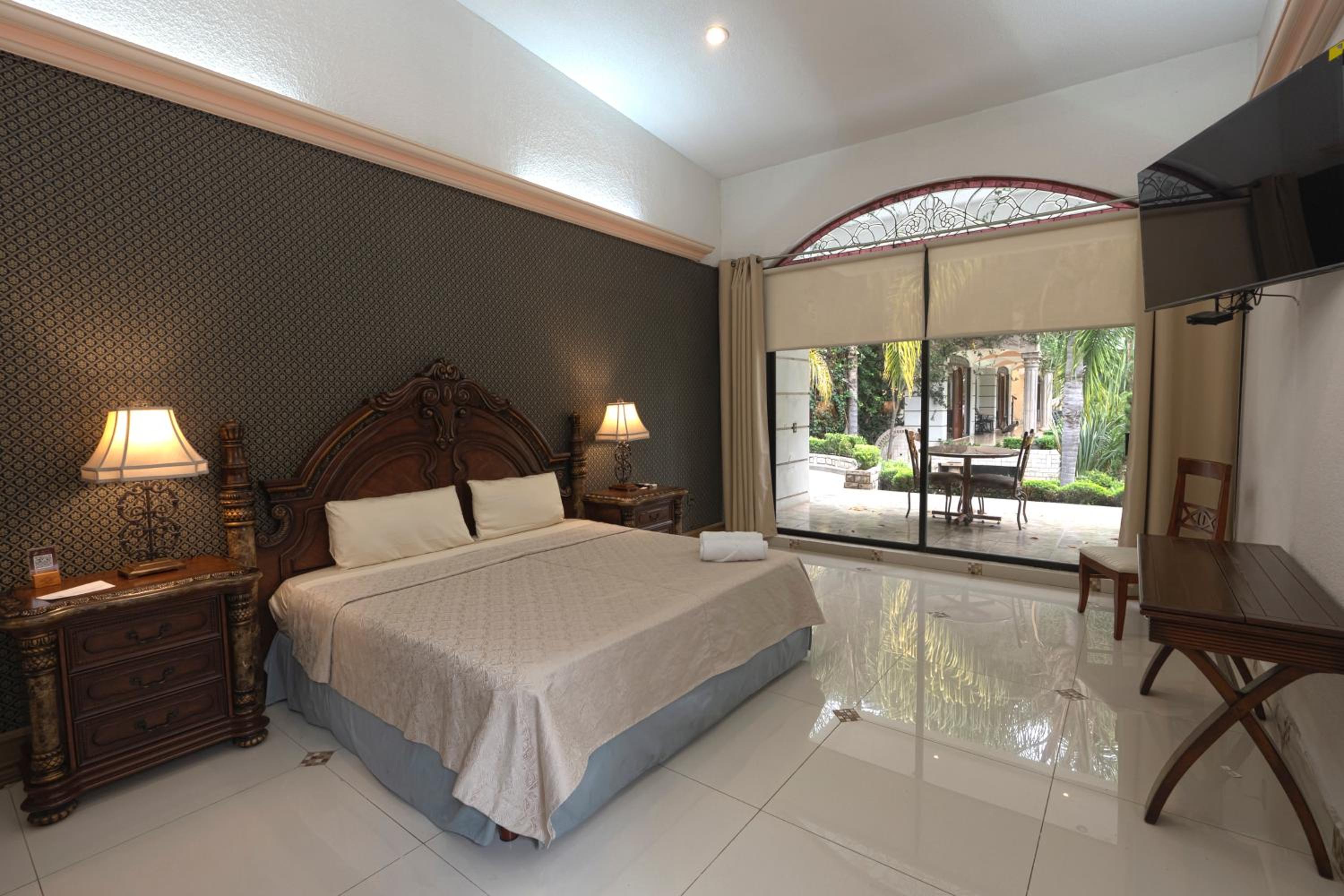 Deluxe King Room photo 1
