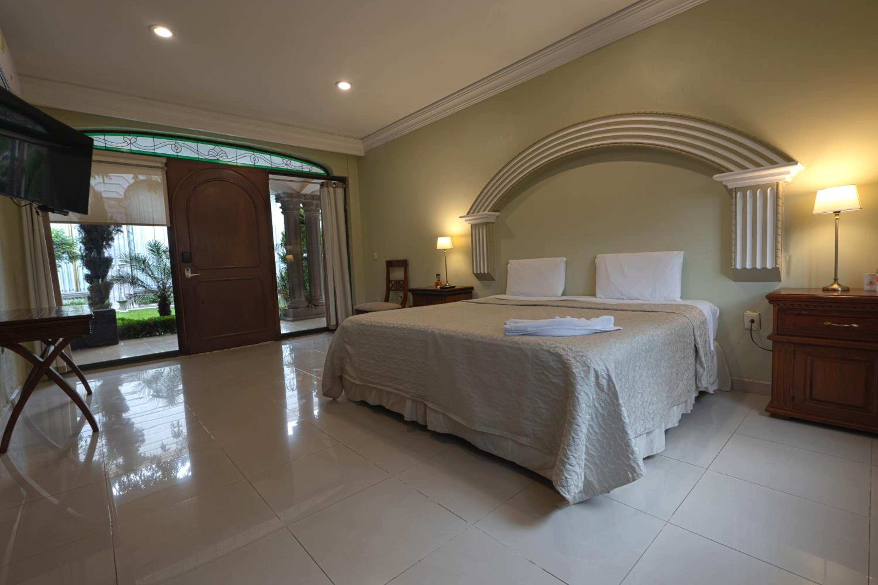 Deluxe King Room photo 3