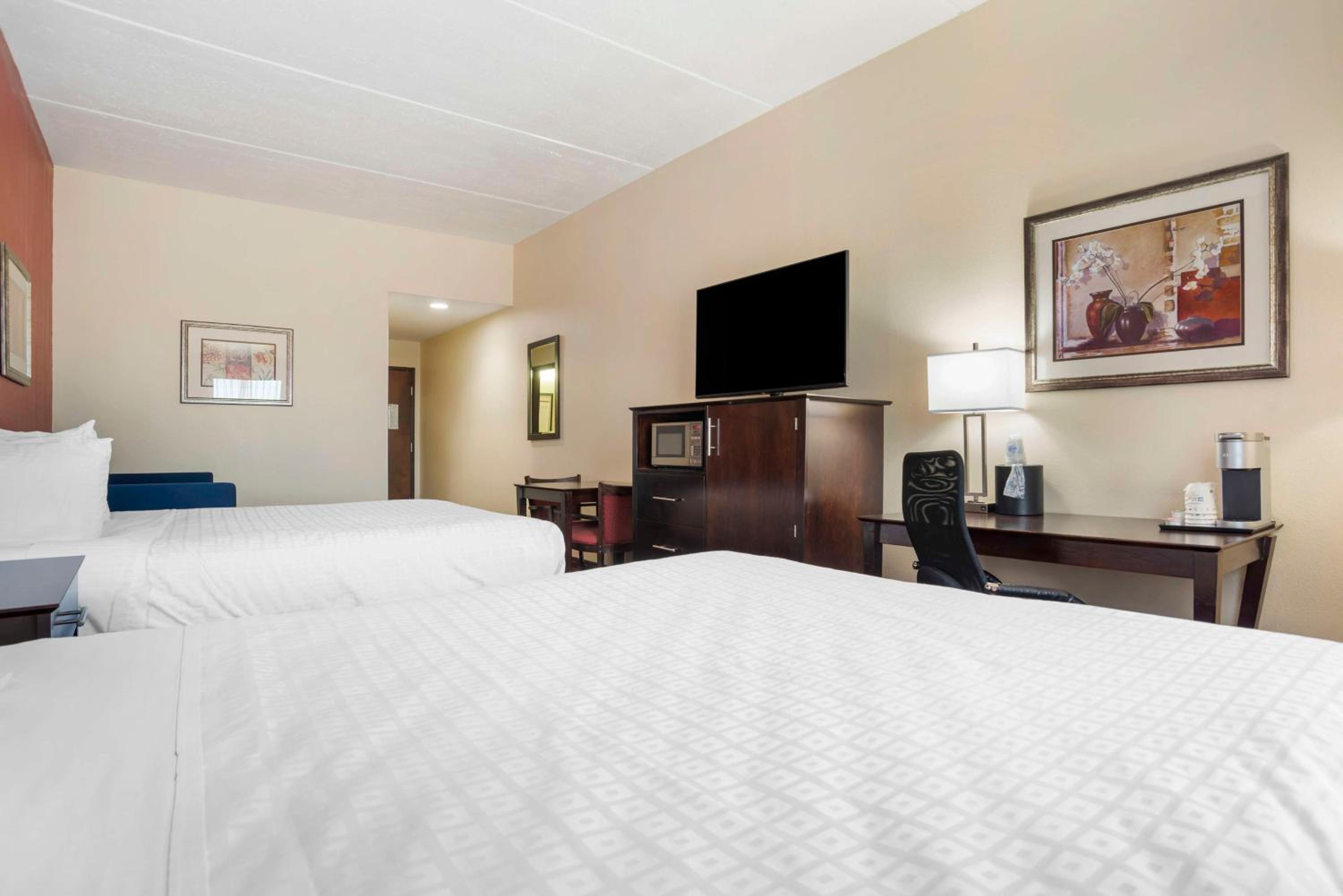 Queen Room with Two Queen Beds, Sofa Bed and Roll-In Shower - Mobility Accessible - Photo 2