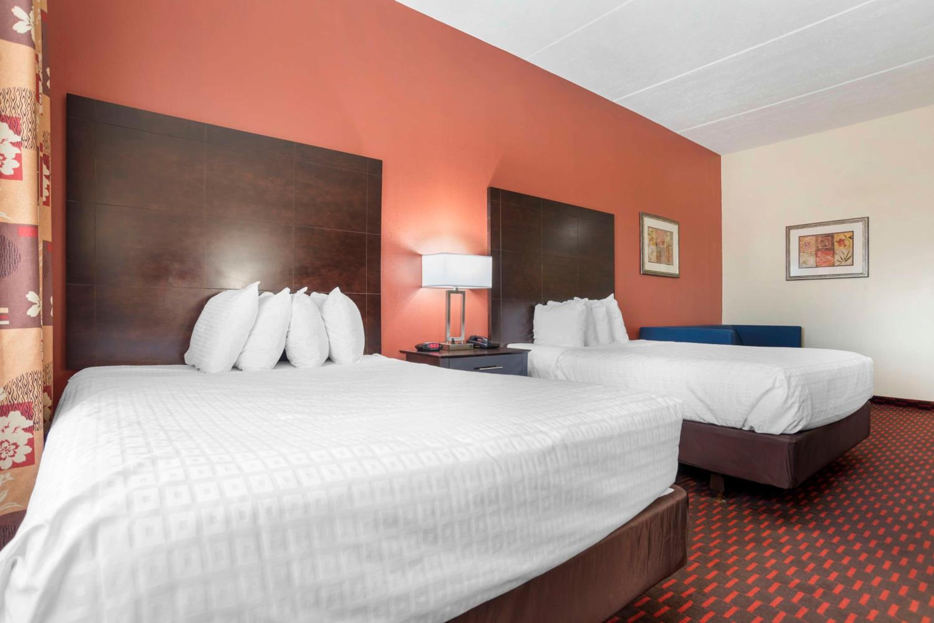 Queen Room with Two Queen Beds, Sofa Bed and Roll-In Shower - Mobility Accessible - Photo 3