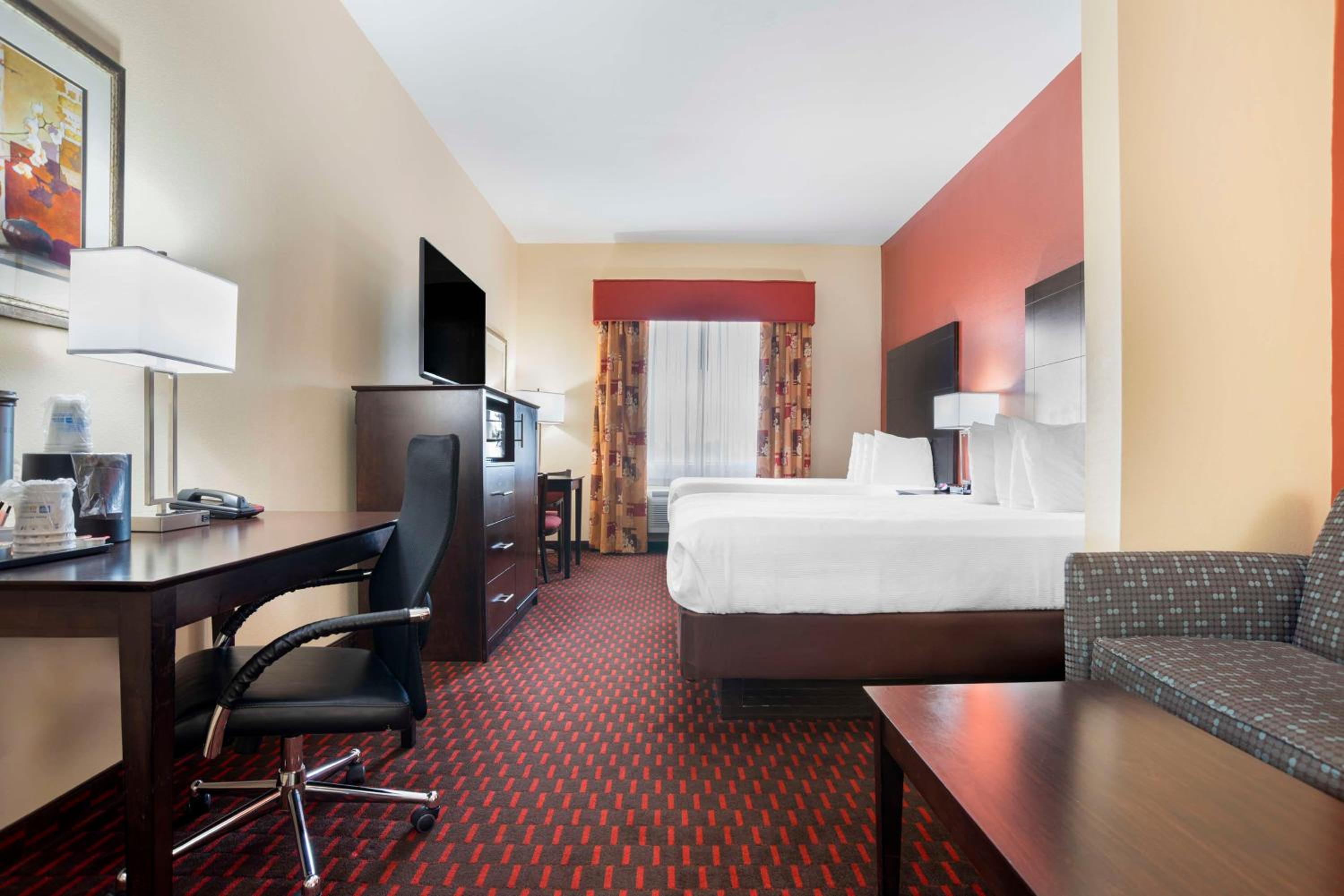 Queen Suite with Sofa Bed - Photo 5