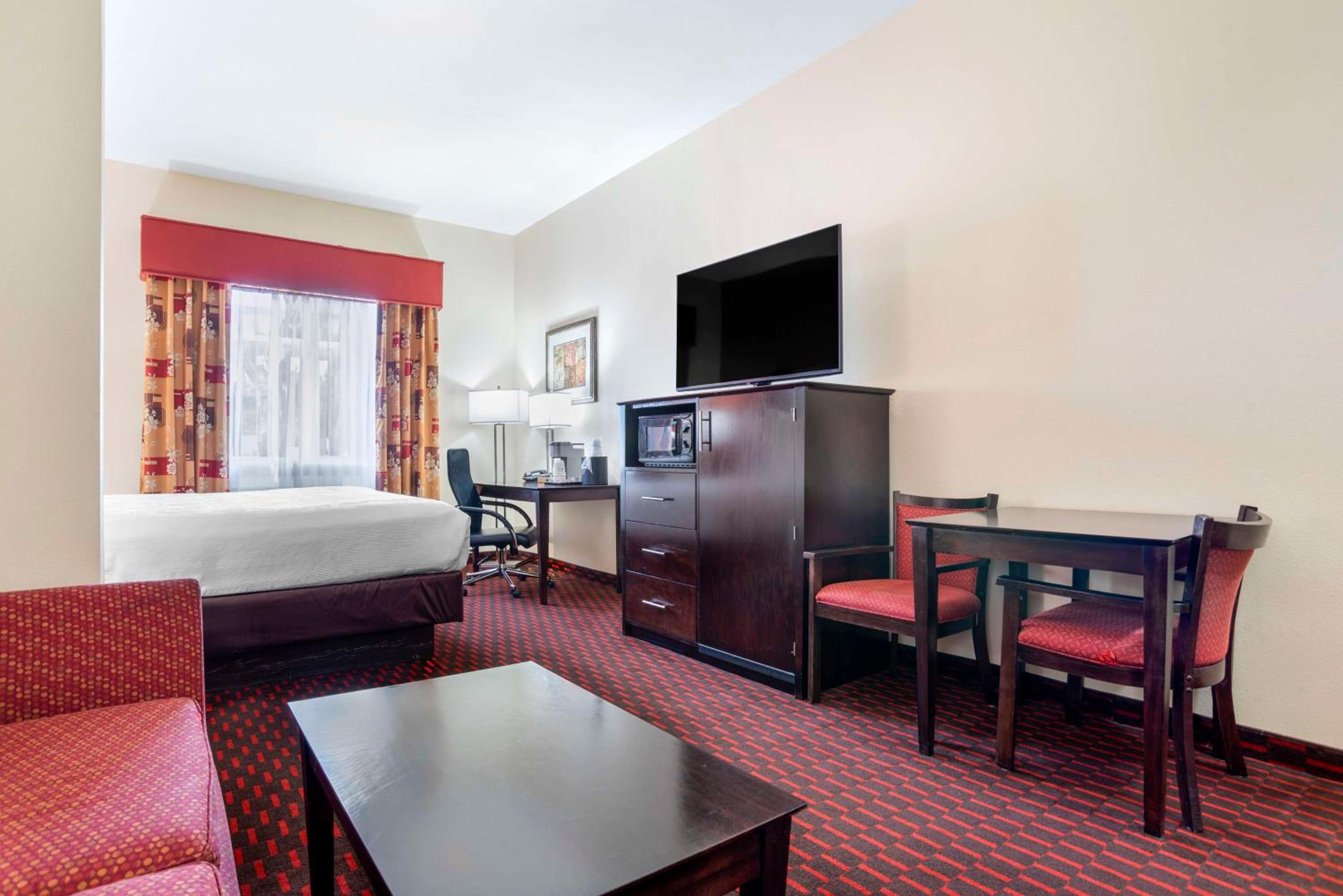 King Suite with Sofa Bed - Non-Smoking - Photo 1