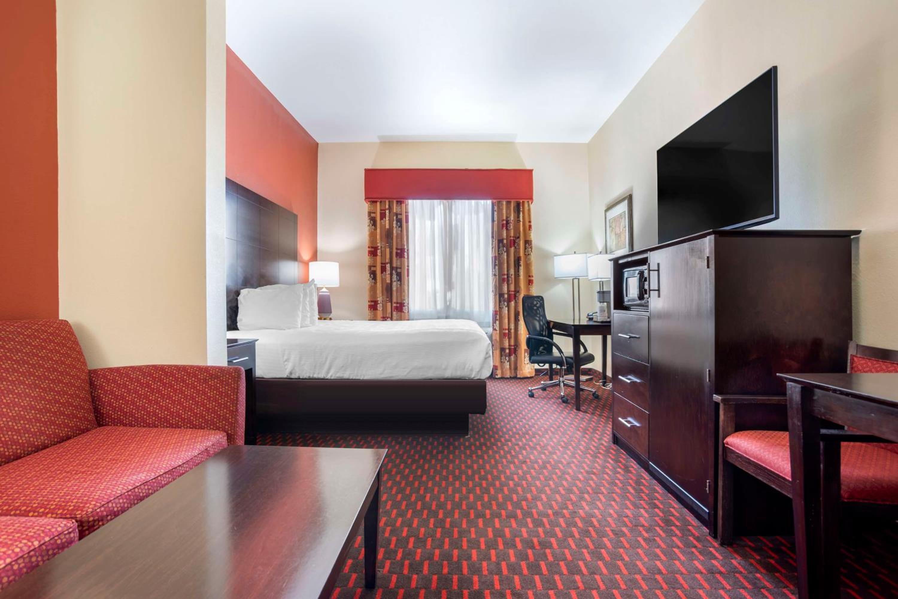 King Suite with Sofa Bed - Non-Smoking - Photo 5