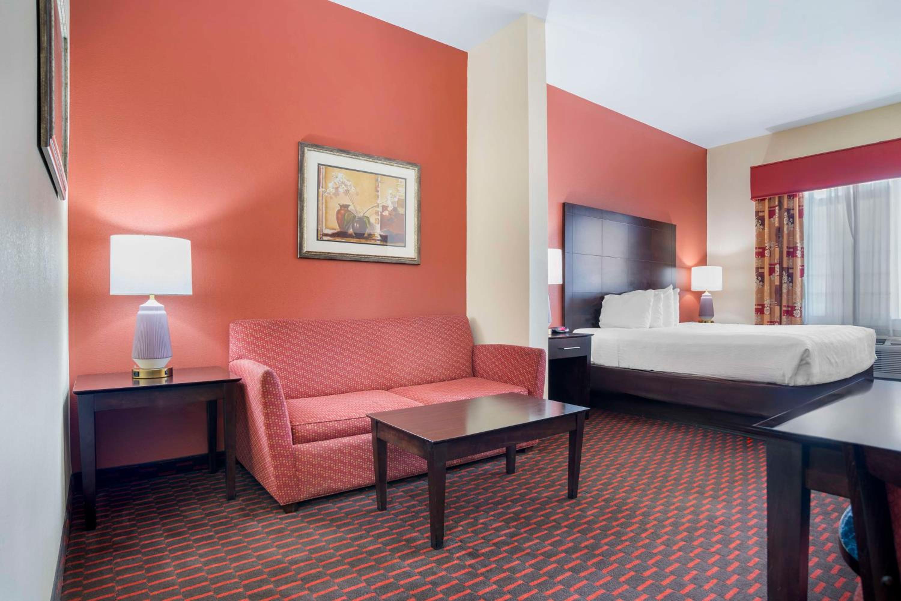 King Suite with Sofa Bed - Non-Smoking - Photo 4
