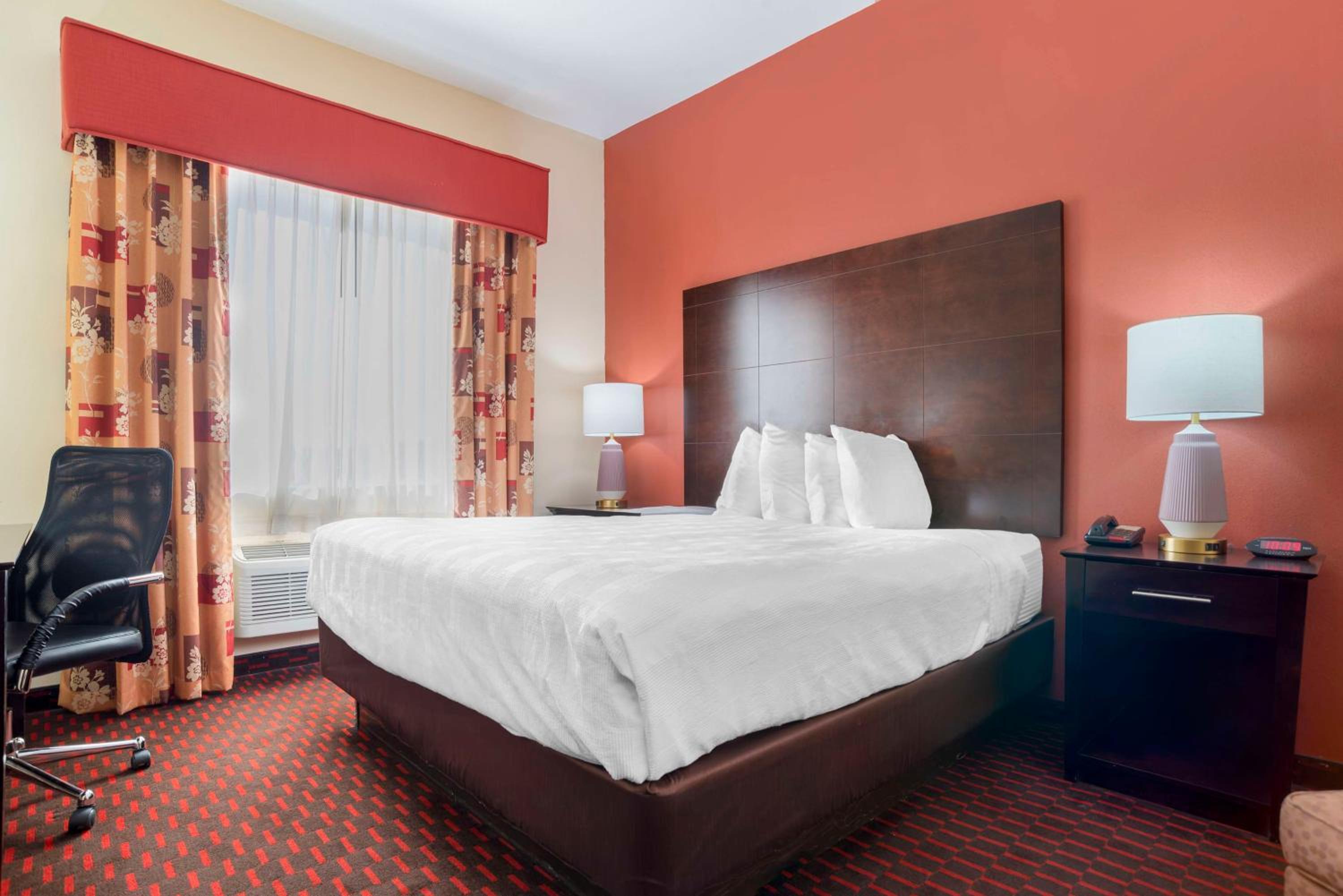 King Suite with Sofa Bed and Jetted Tub - Non-Smoking - Photo 1