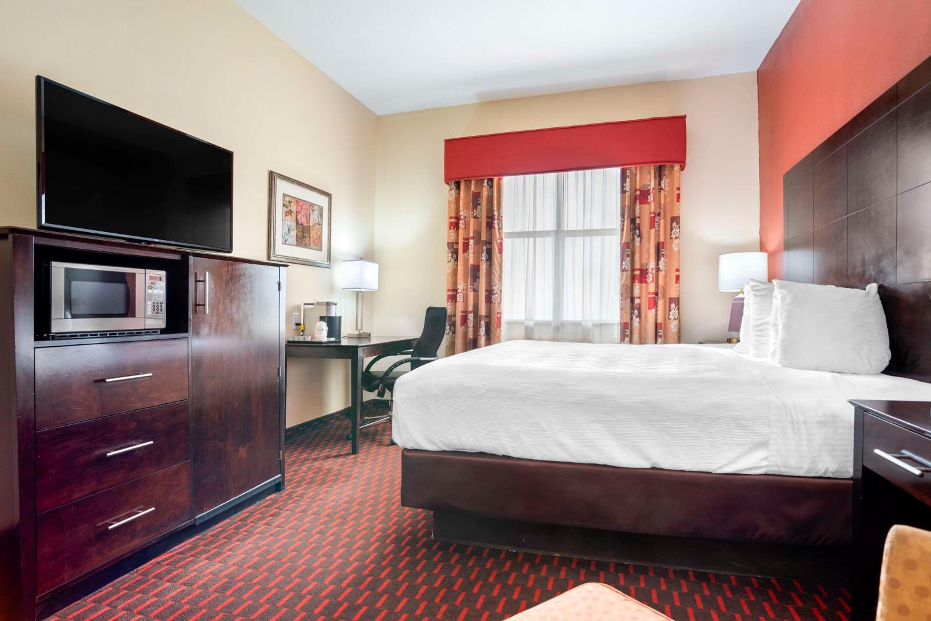 King Suite with Sofa Bed and Jetted Tub - Non-Smoking - Photo 3