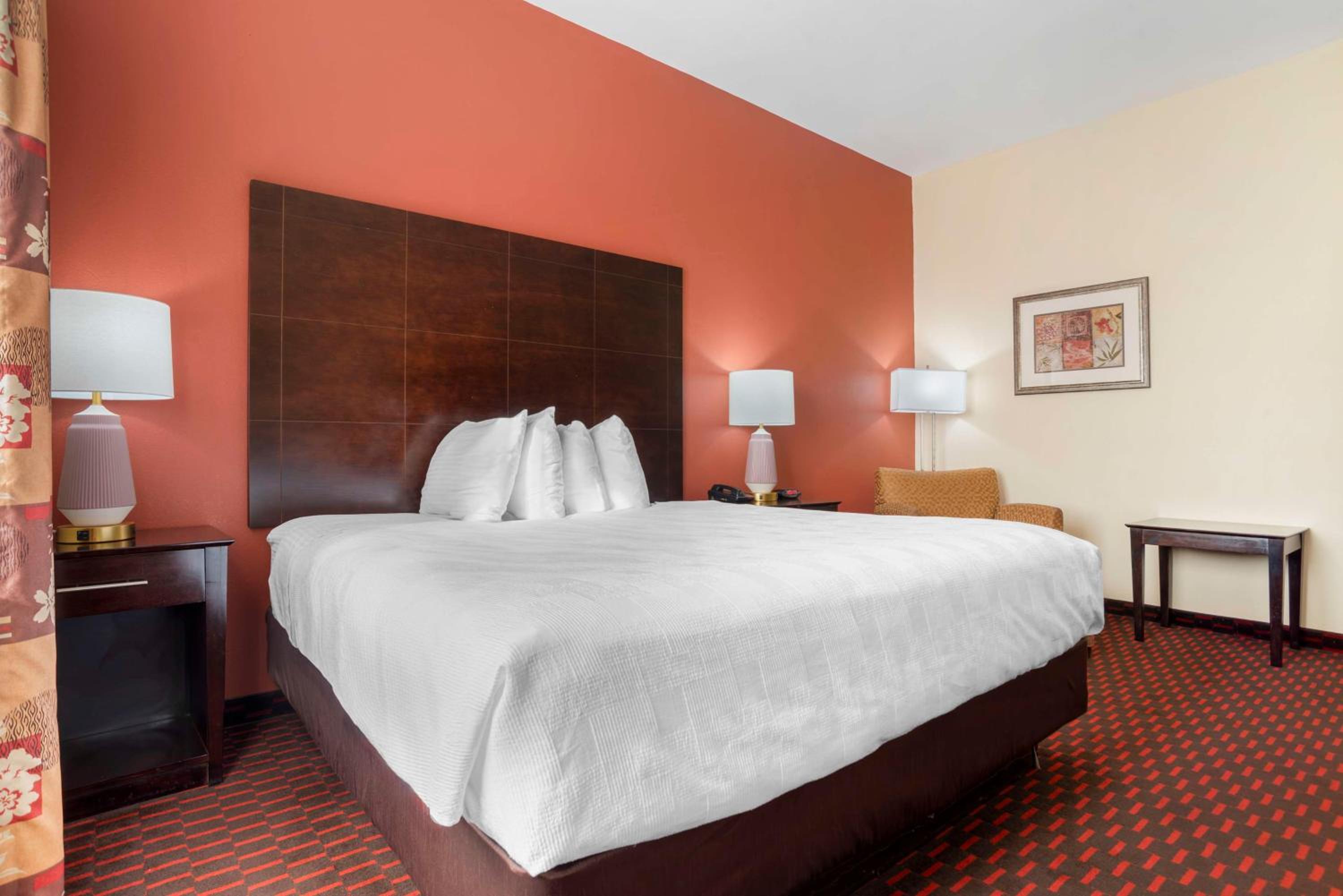 King Suite with Sofa Bed and Jetted Tub - Non-Smoking - Photo 2