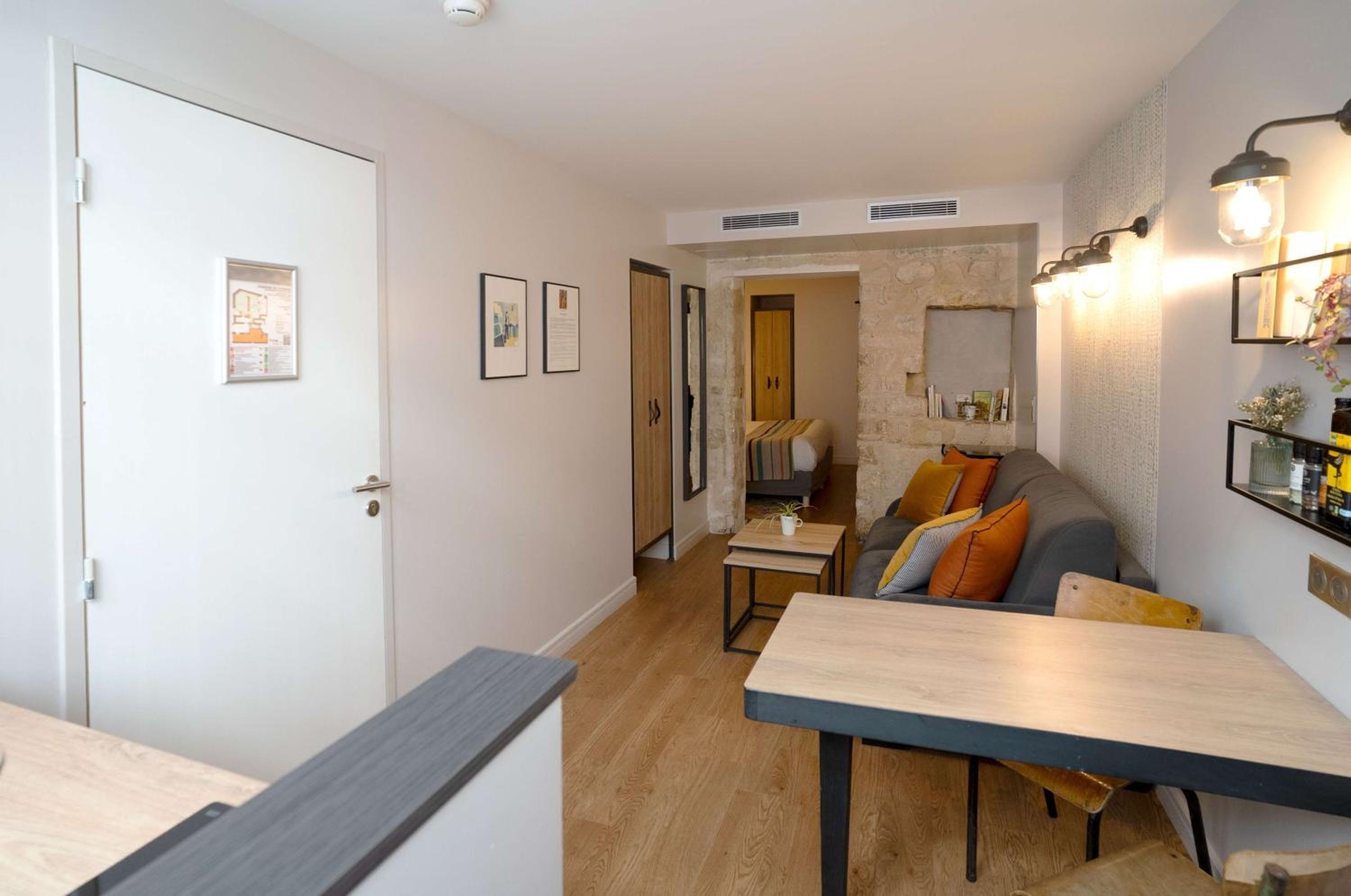 Apartment with King Bed and Kitchen