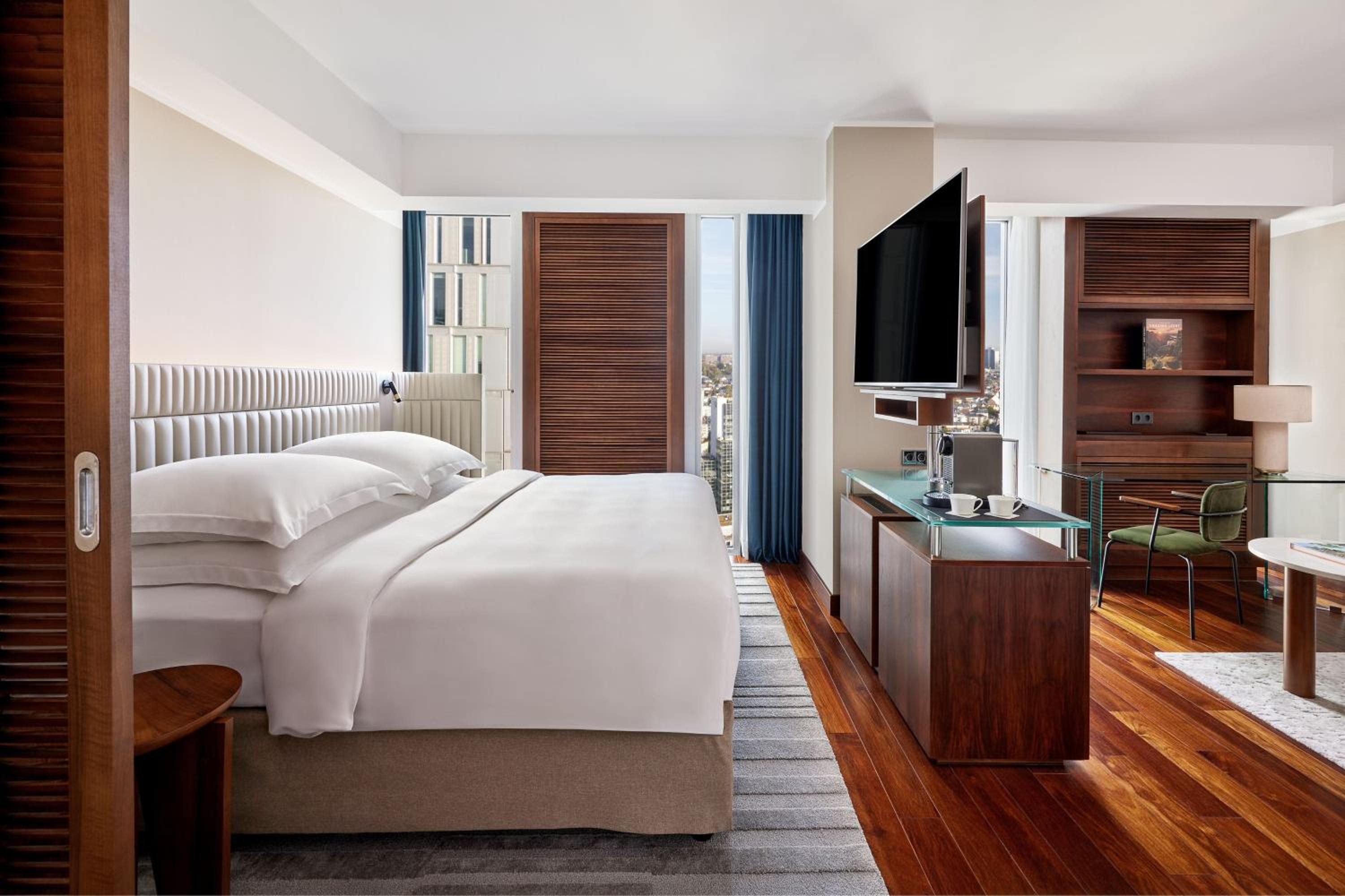 Grand Deluxe King Room - Photo 6
