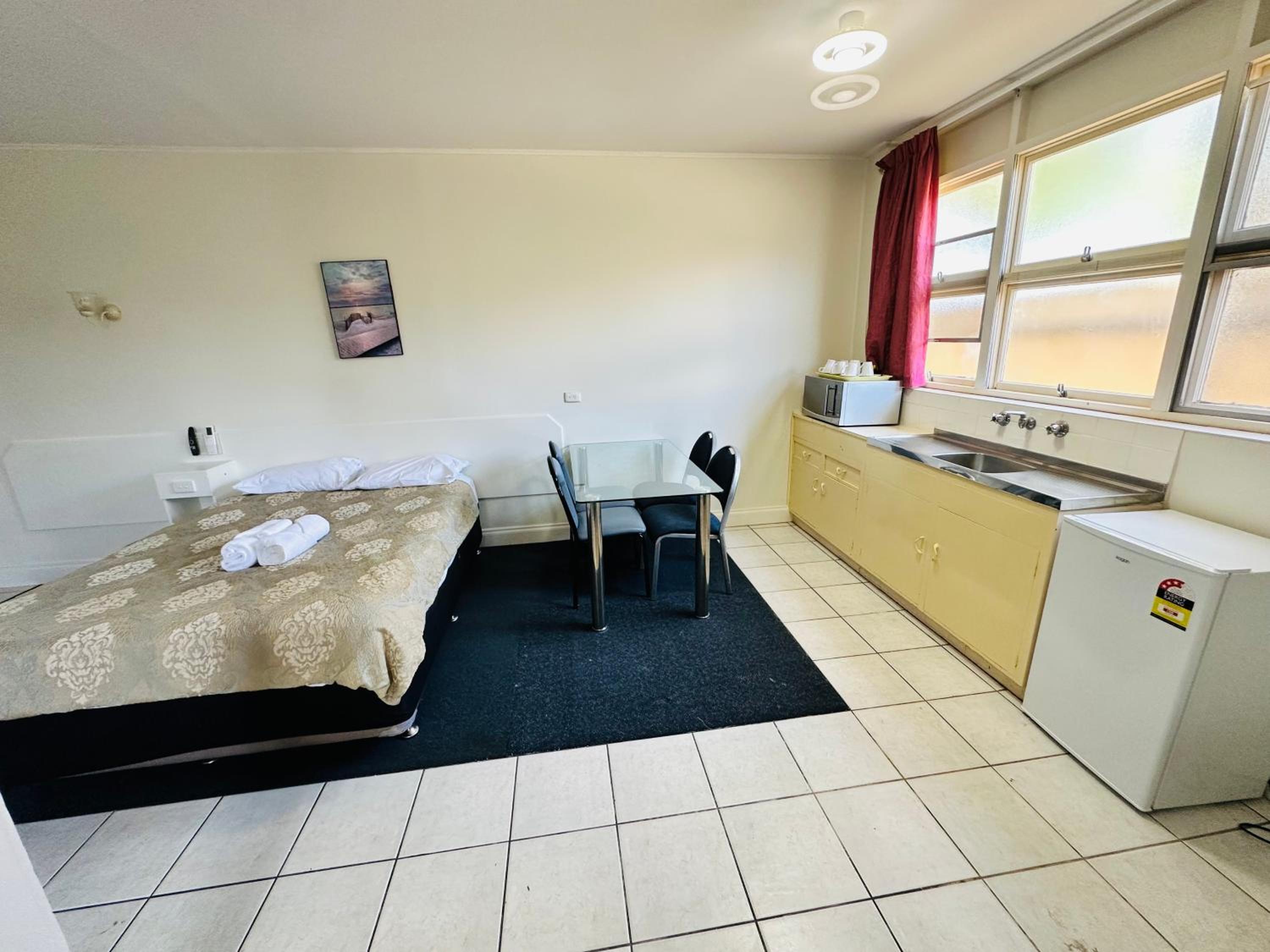 Deluxe Family Suite - Photo 4
