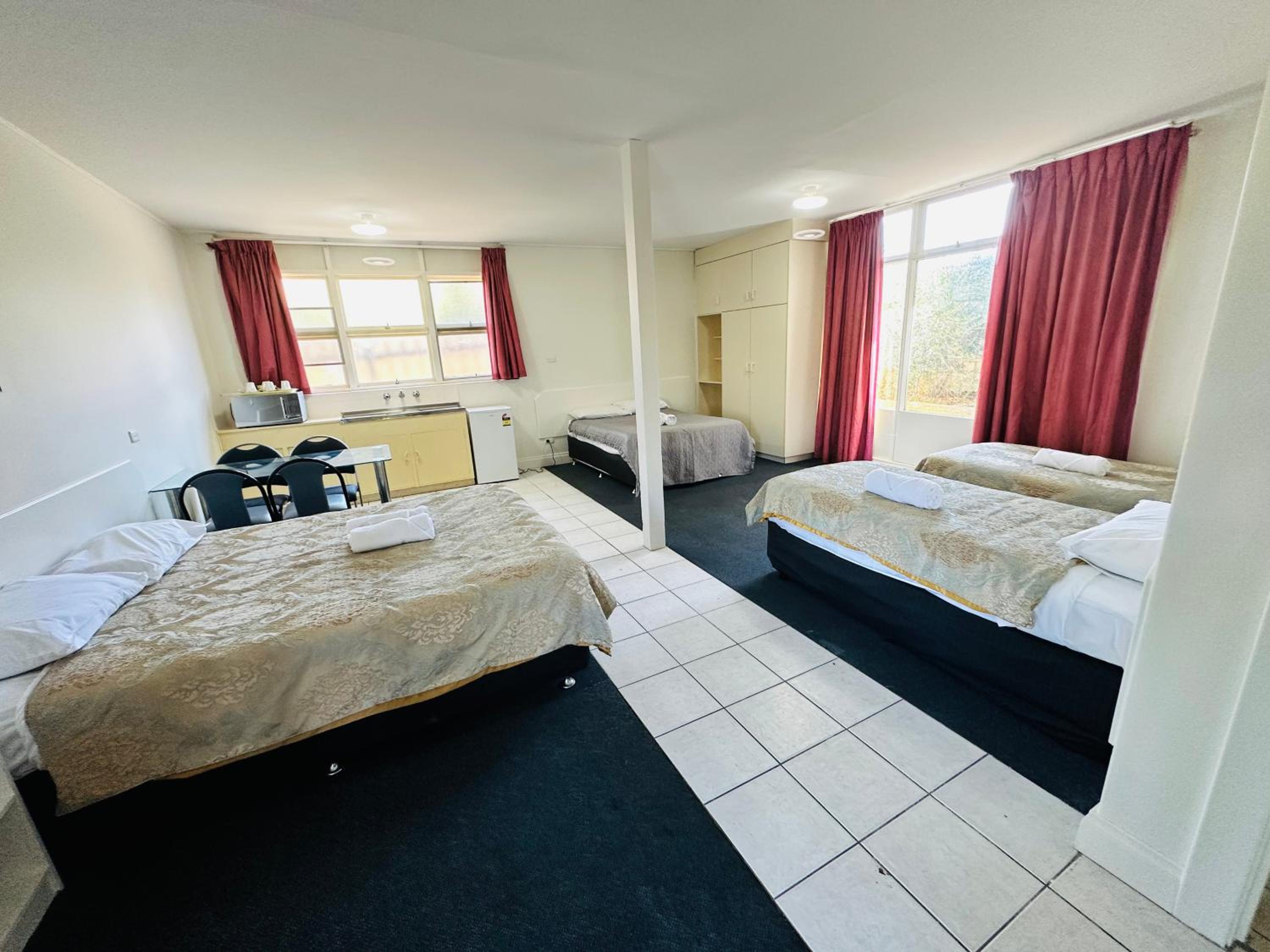 Deluxe Family Suite - Photo 5