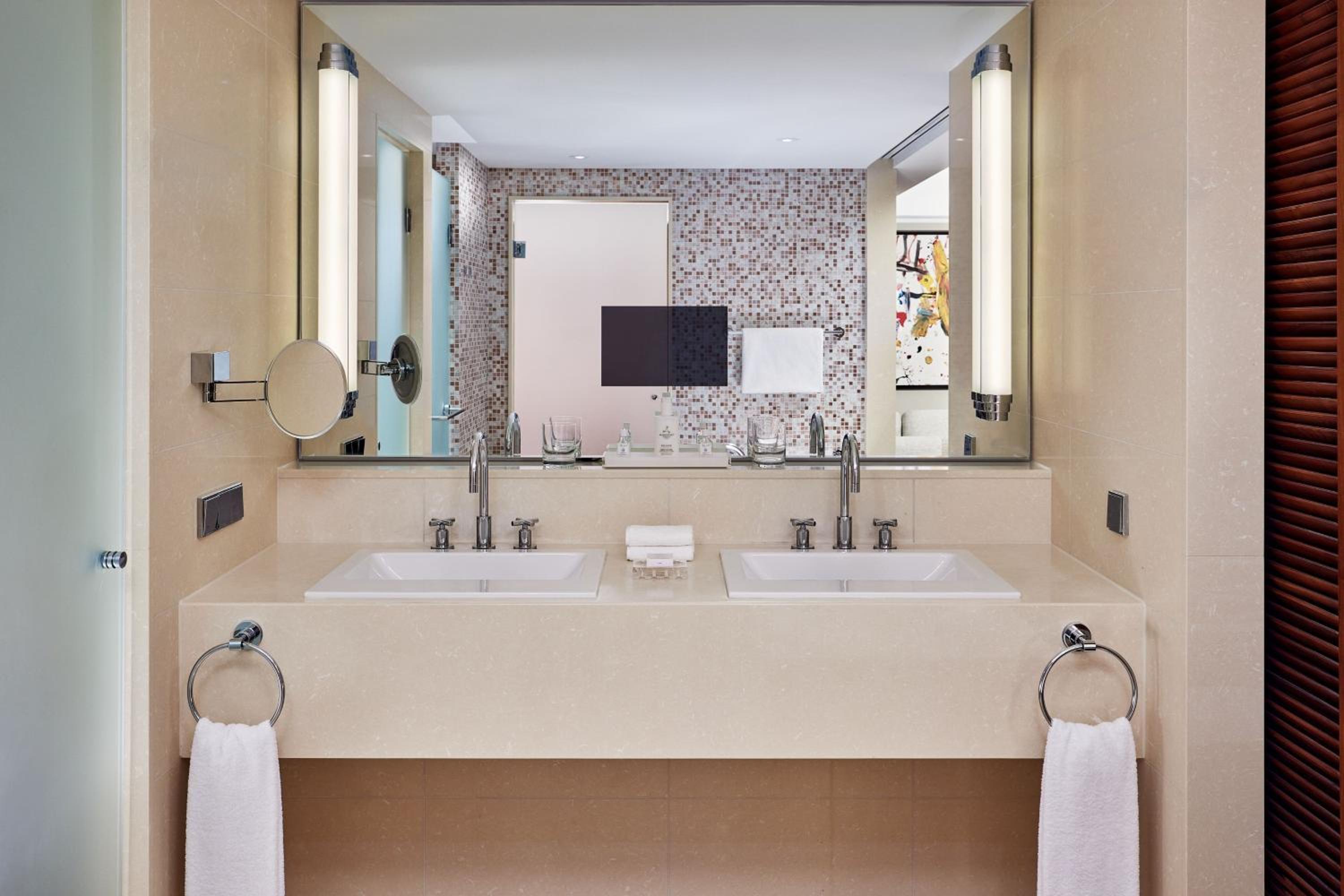 Panoramic Deluxe King Room - Photo 6