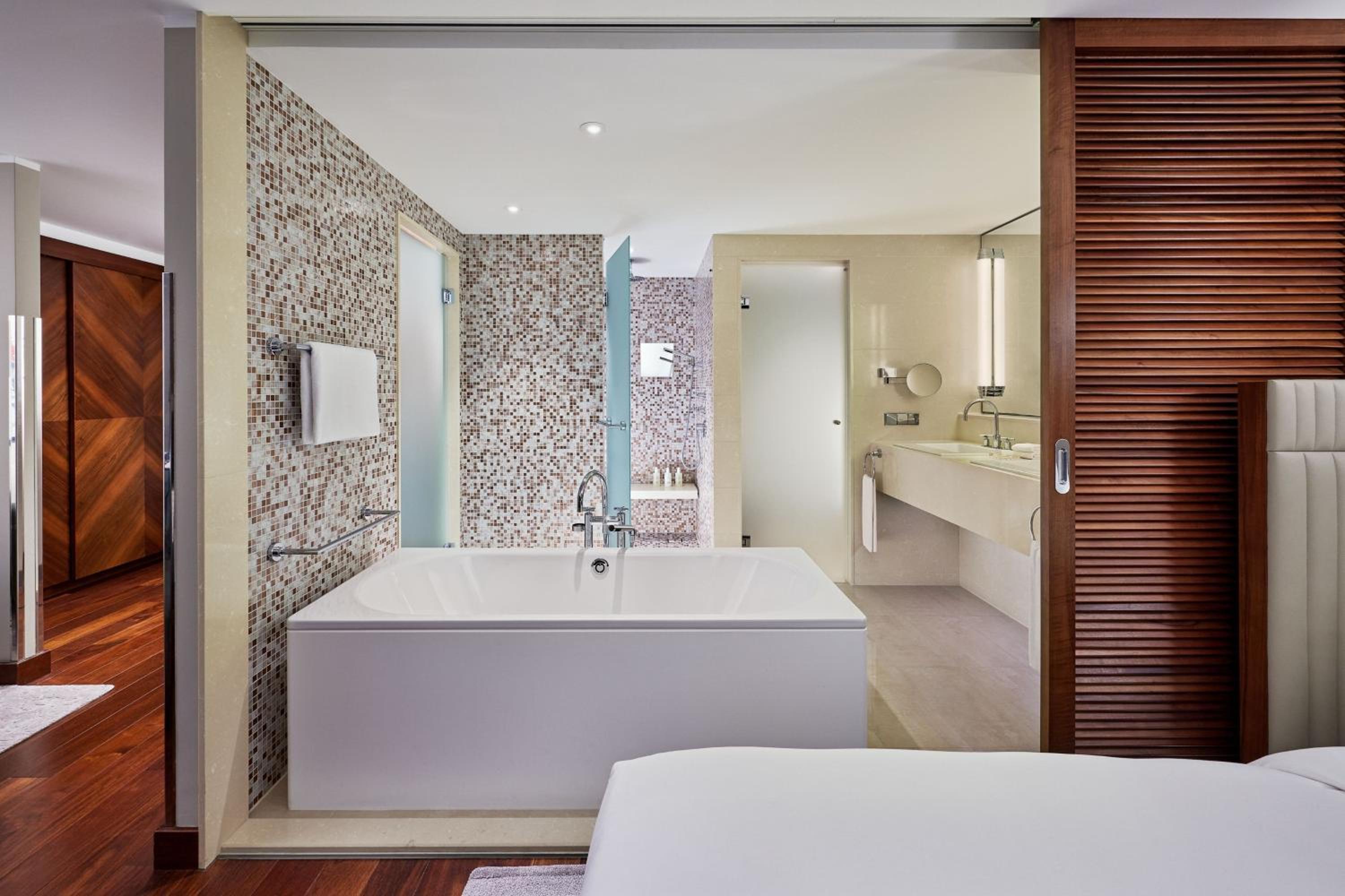 Grand Deluxe King Room - Photo 3
